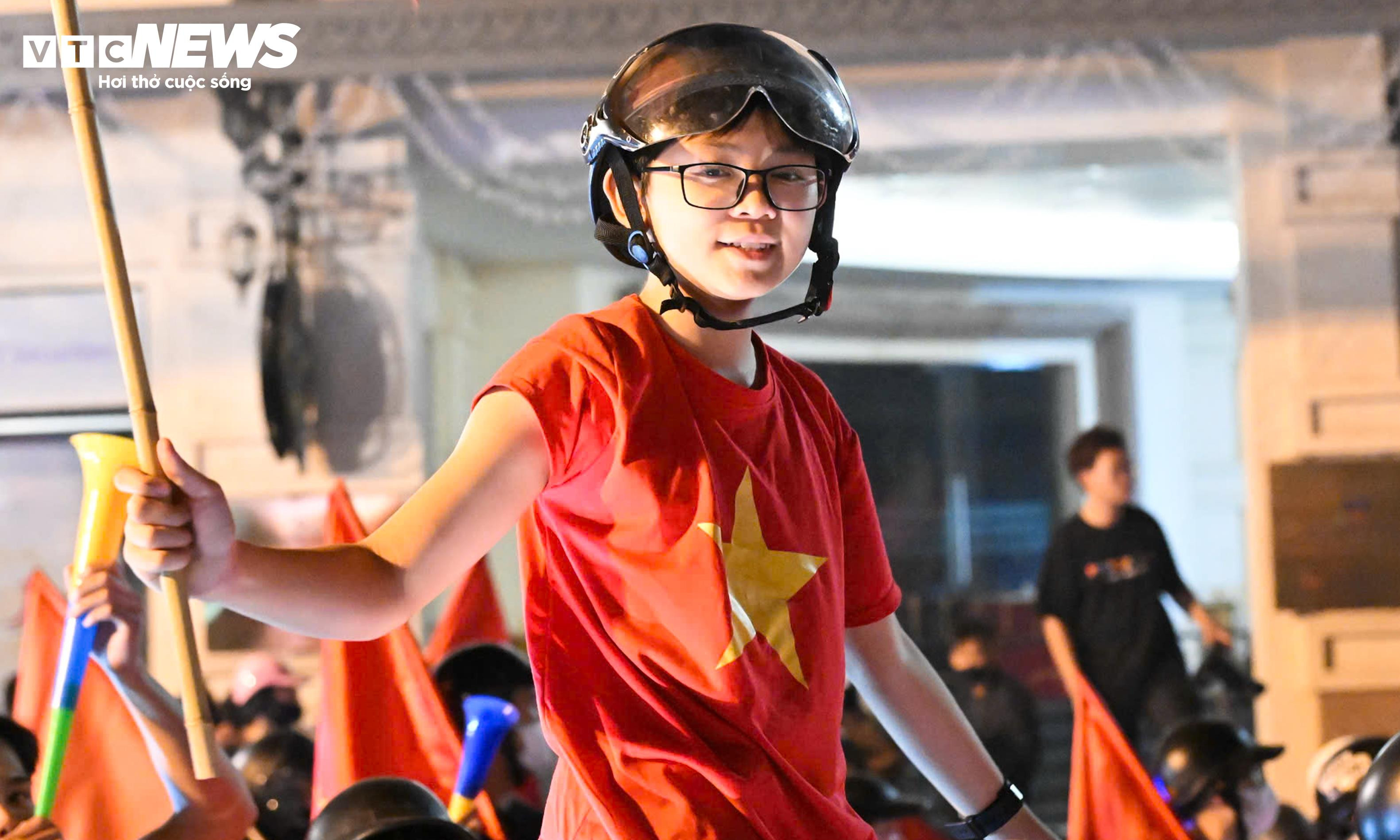 CĐV nhí theo chân bố mẹ xuống phố, chung niềm vui chiến thắng của U22 Việt Nam - 15