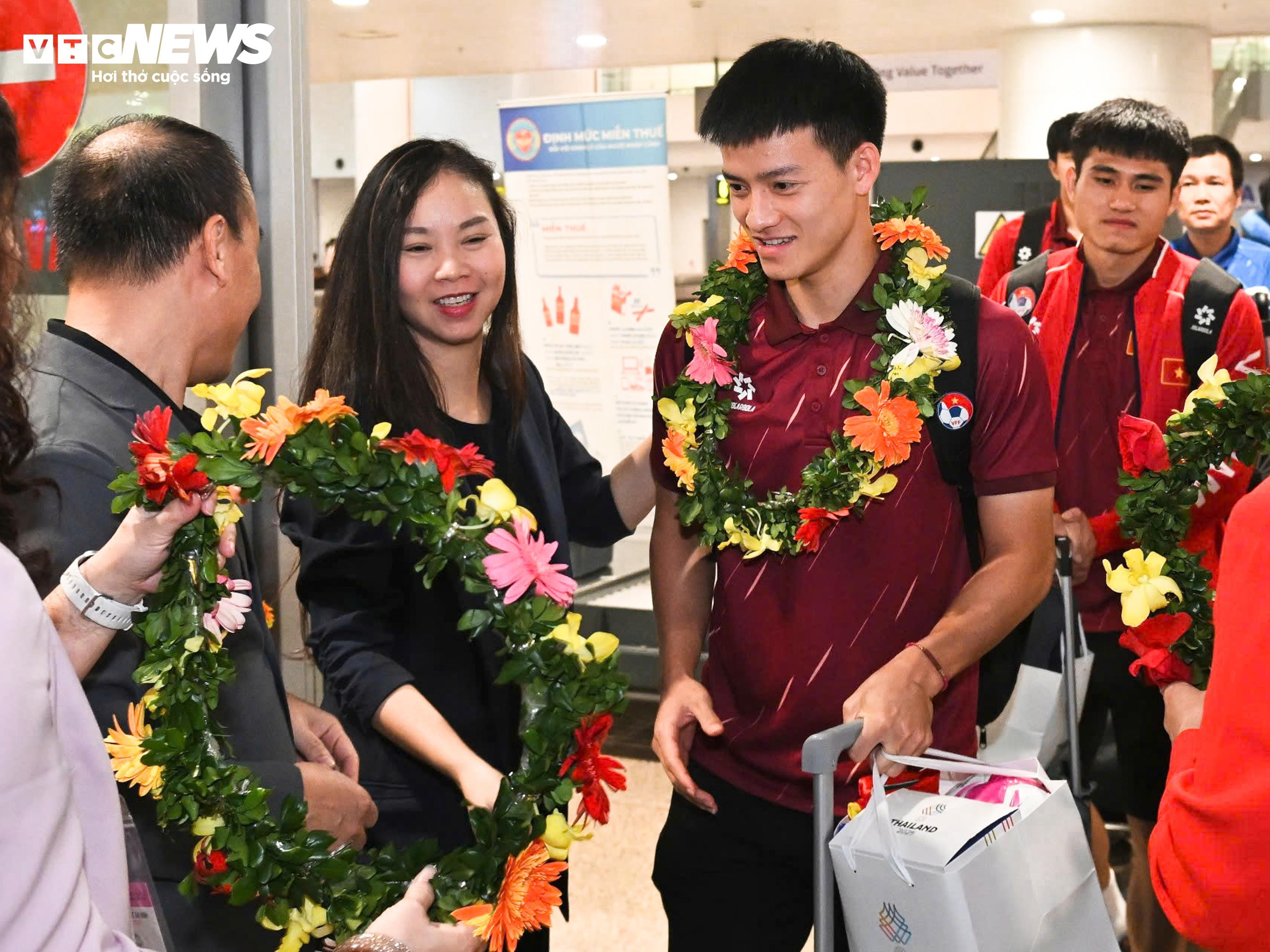 U22 Việt Nam mang HCV trở về, thầy trò HLV Kim Sang-sik rạng rỡ cảm ơn CĐV - 13