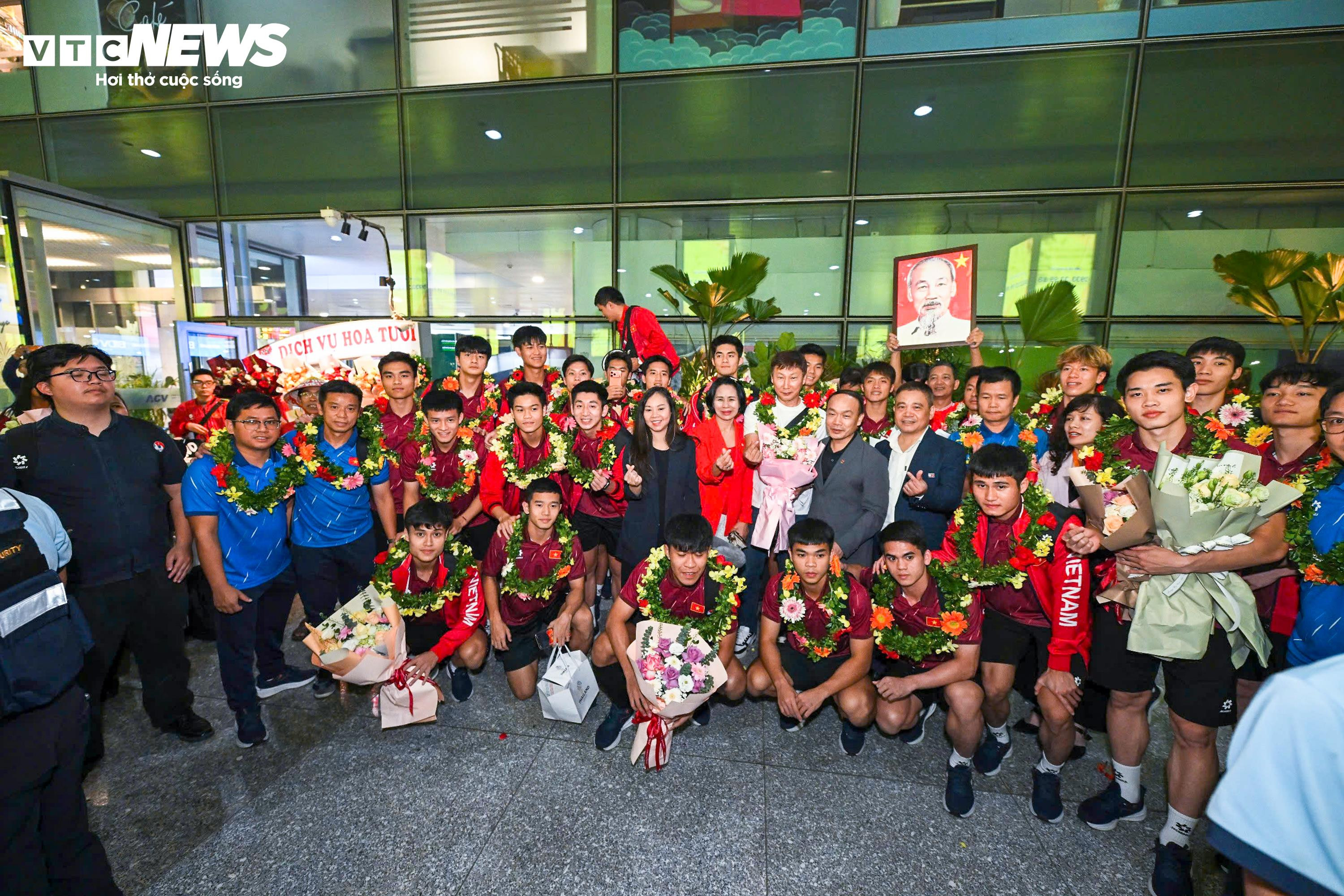 U22 Việt Nam mang HCV trở về, thầy trò HLV Kim Sang-sik rạng rỡ cảm ơn CĐV - 16