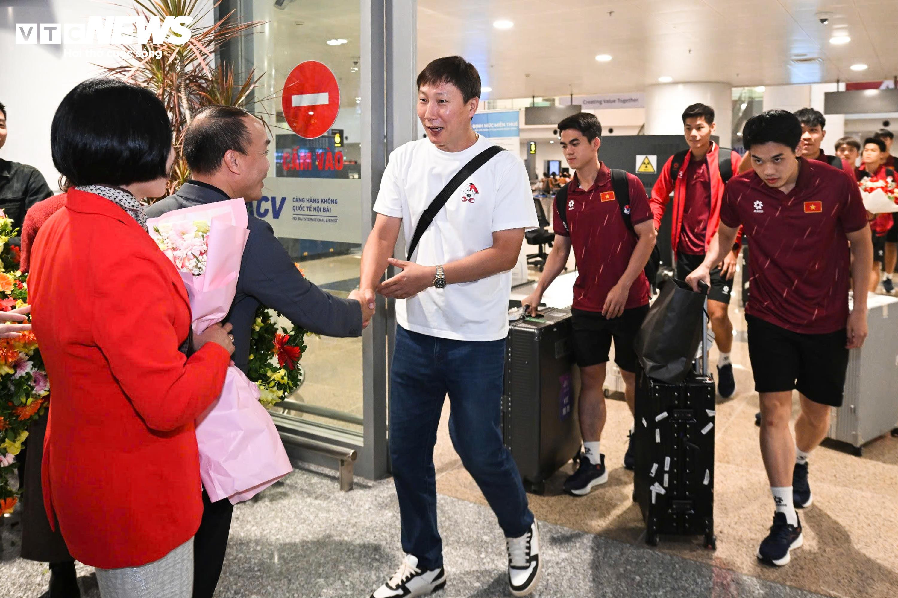 U22 Việt Nam mang HCV trở về, thầy trò HLV Kim Sang-sik rạng rỡ cảm ơn CĐV - 4