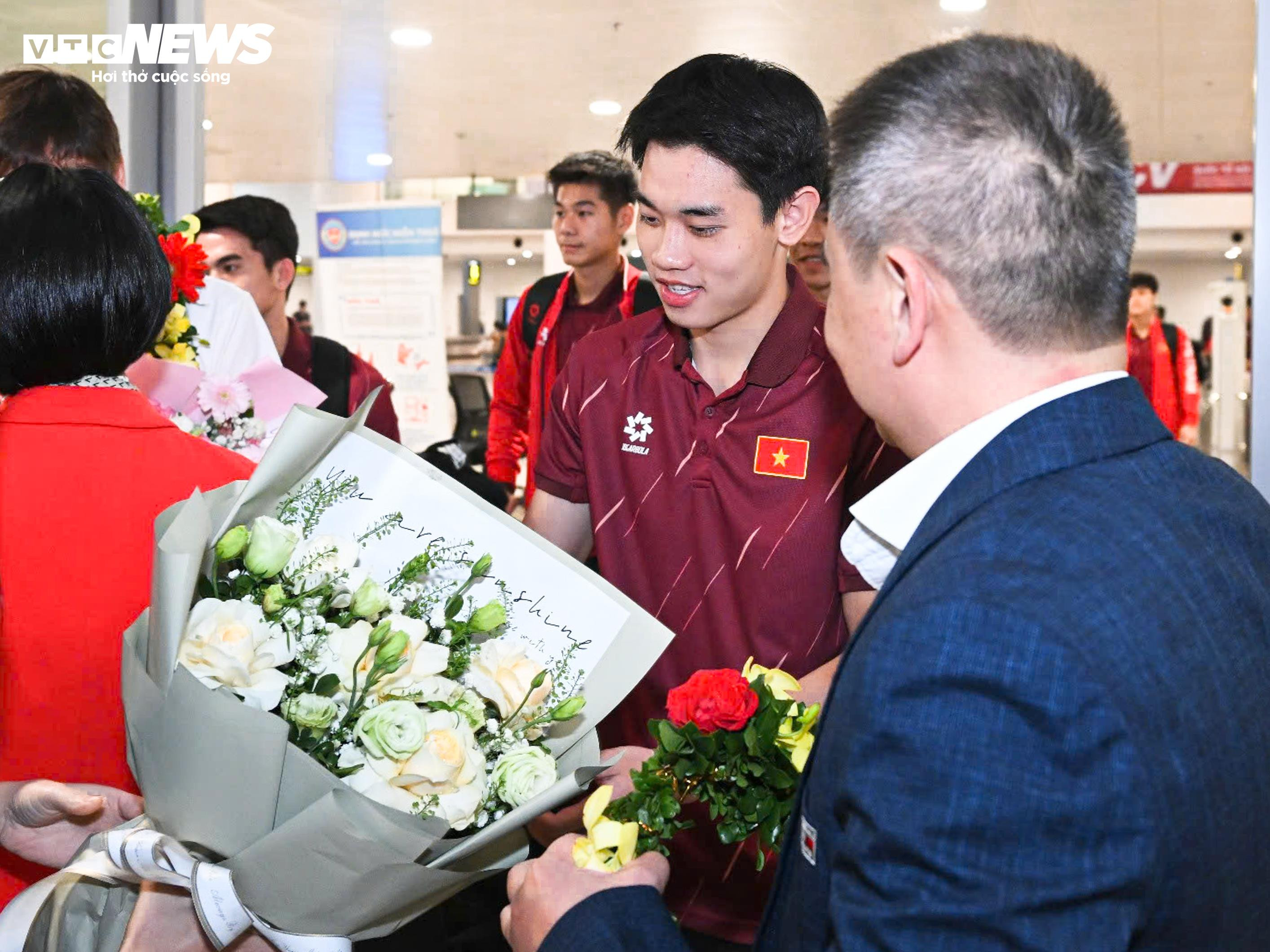 U22 Việt Nam mang HCV trở về, thầy trò HLV Kim Sang-sik rạng rỡ cảm ơn CĐV - 5