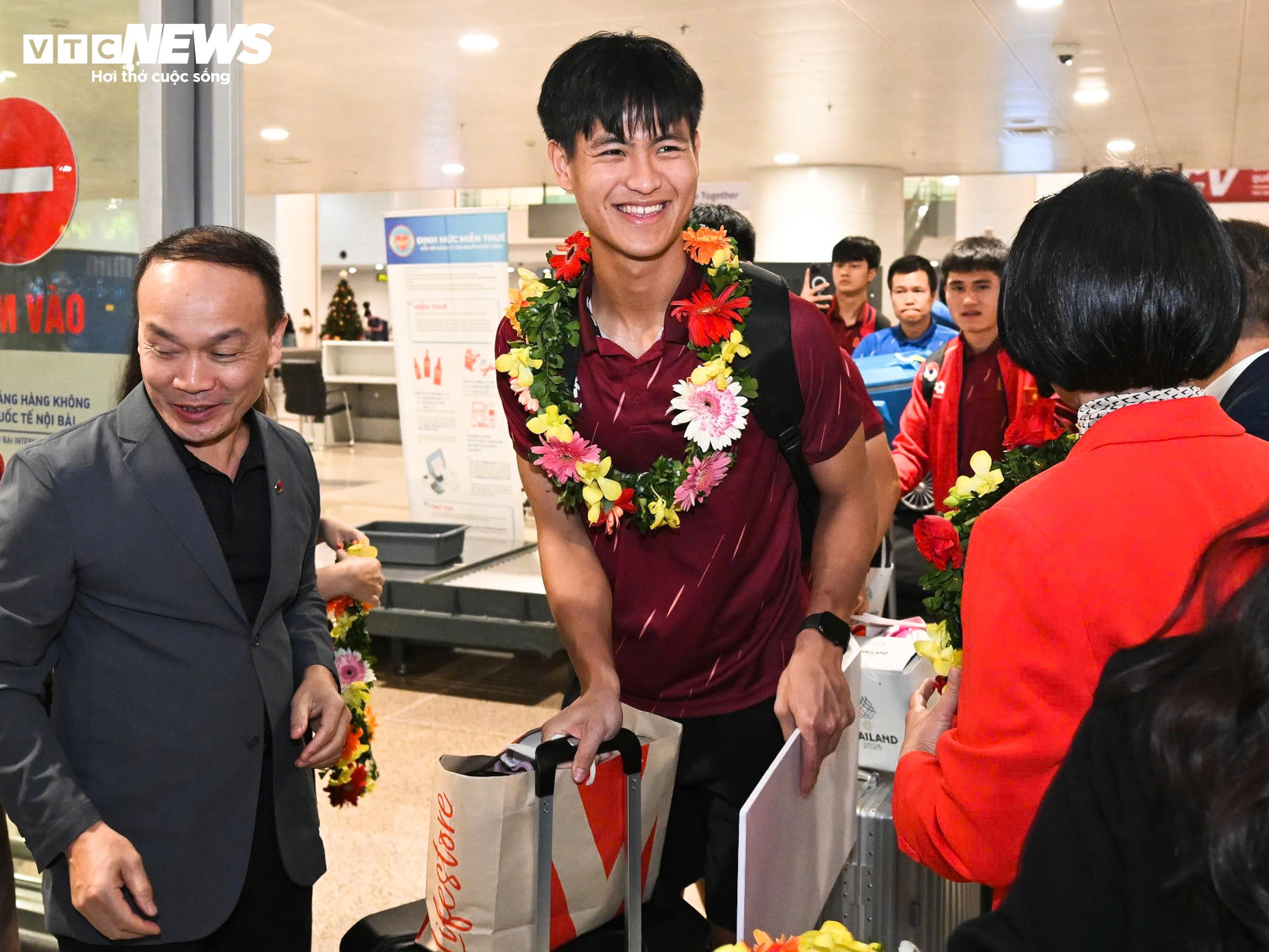 U22 Việt Nam mang HCV trở về, thầy trò HLV Kim Sang-sik rạng rỡ cảm ơn CĐV - 6