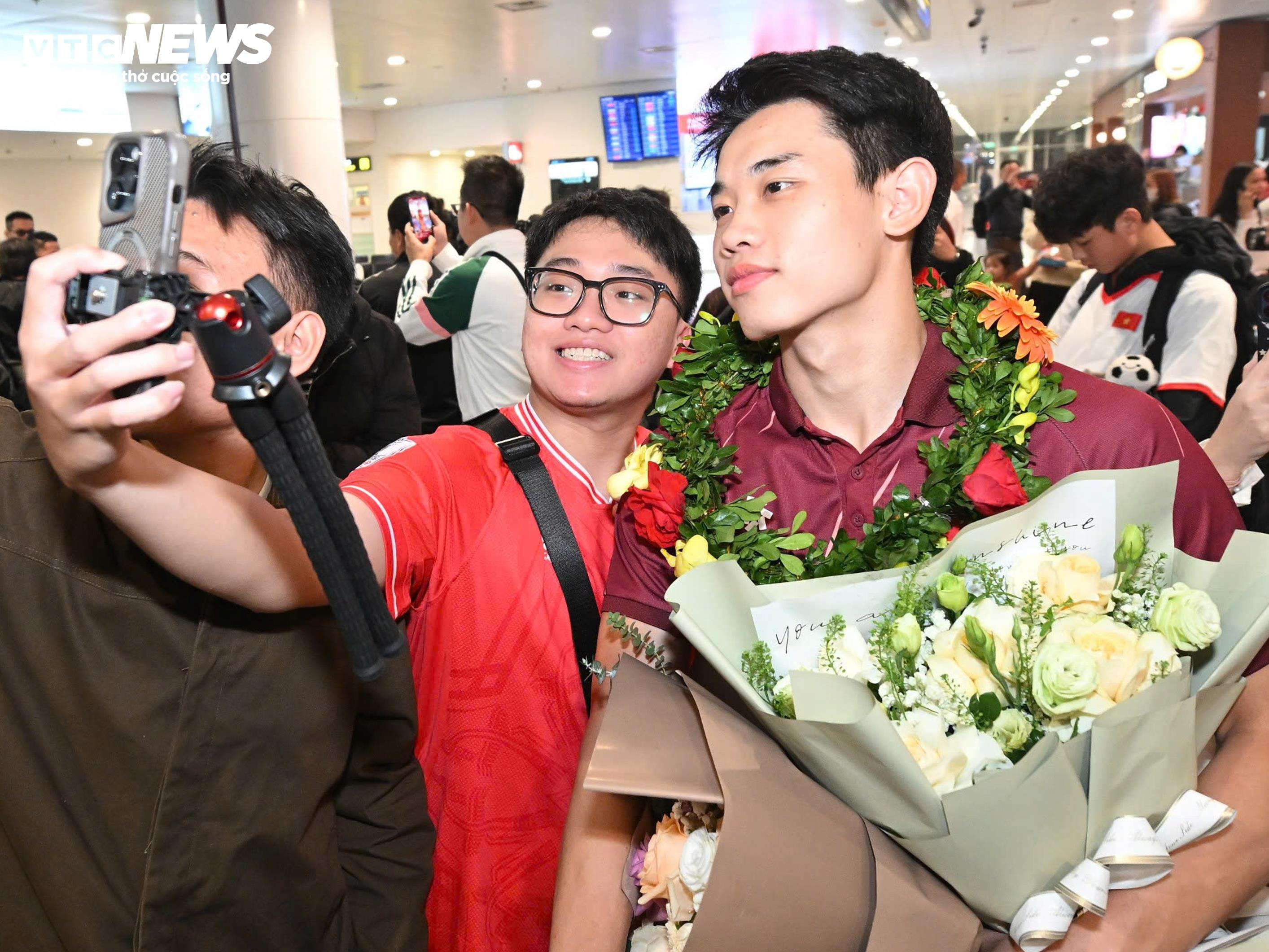 U22 Việt Nam mang HCV trở về, thầy trò HLV Kim Sang-sik rạng rỡ cảm ơn CĐV - 8