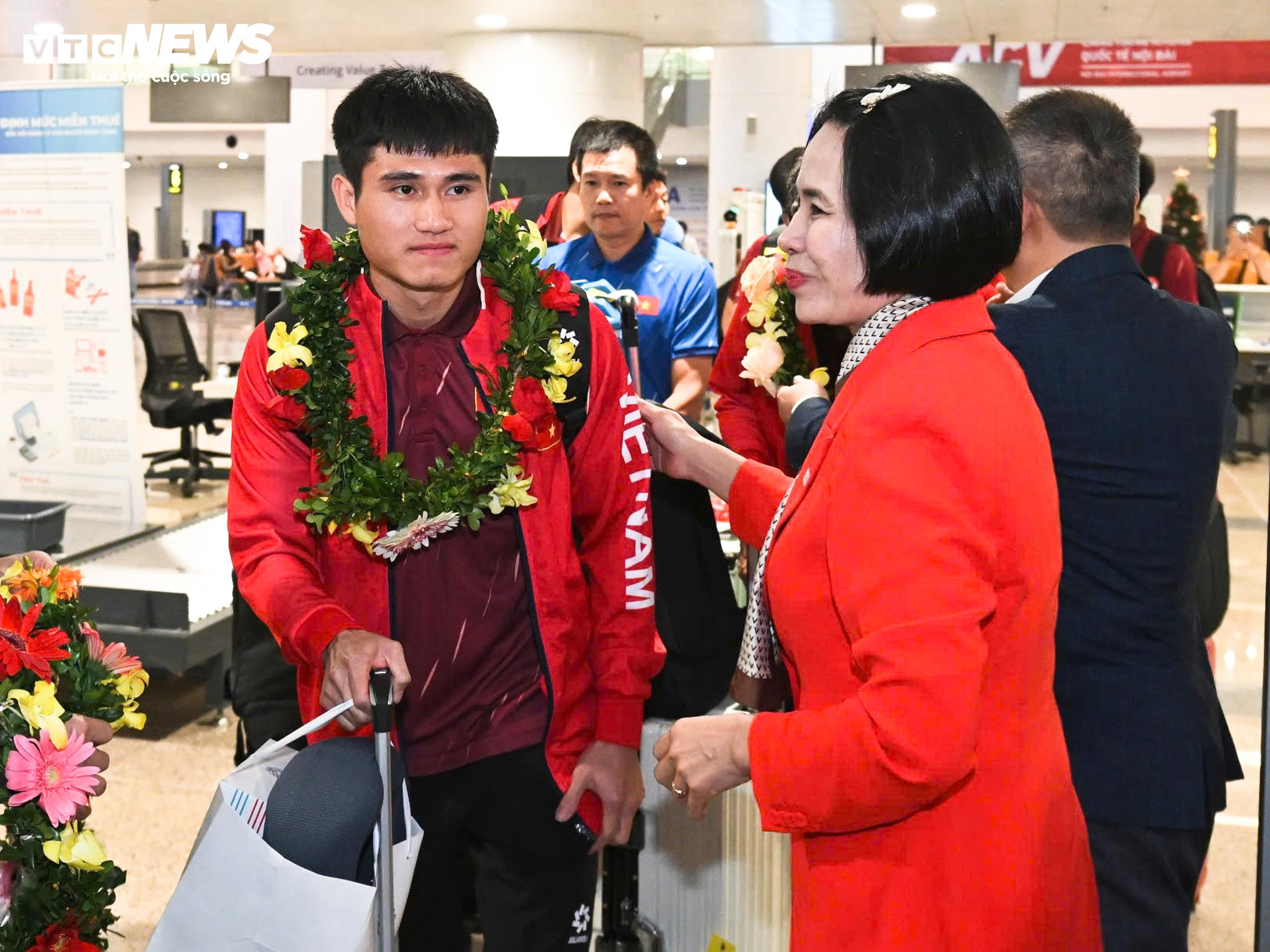 U22 Việt Nam mang HCV trở về, thầy trò HLV Kim Sang-sik rạng rỡ cảm ơn CĐV - 12