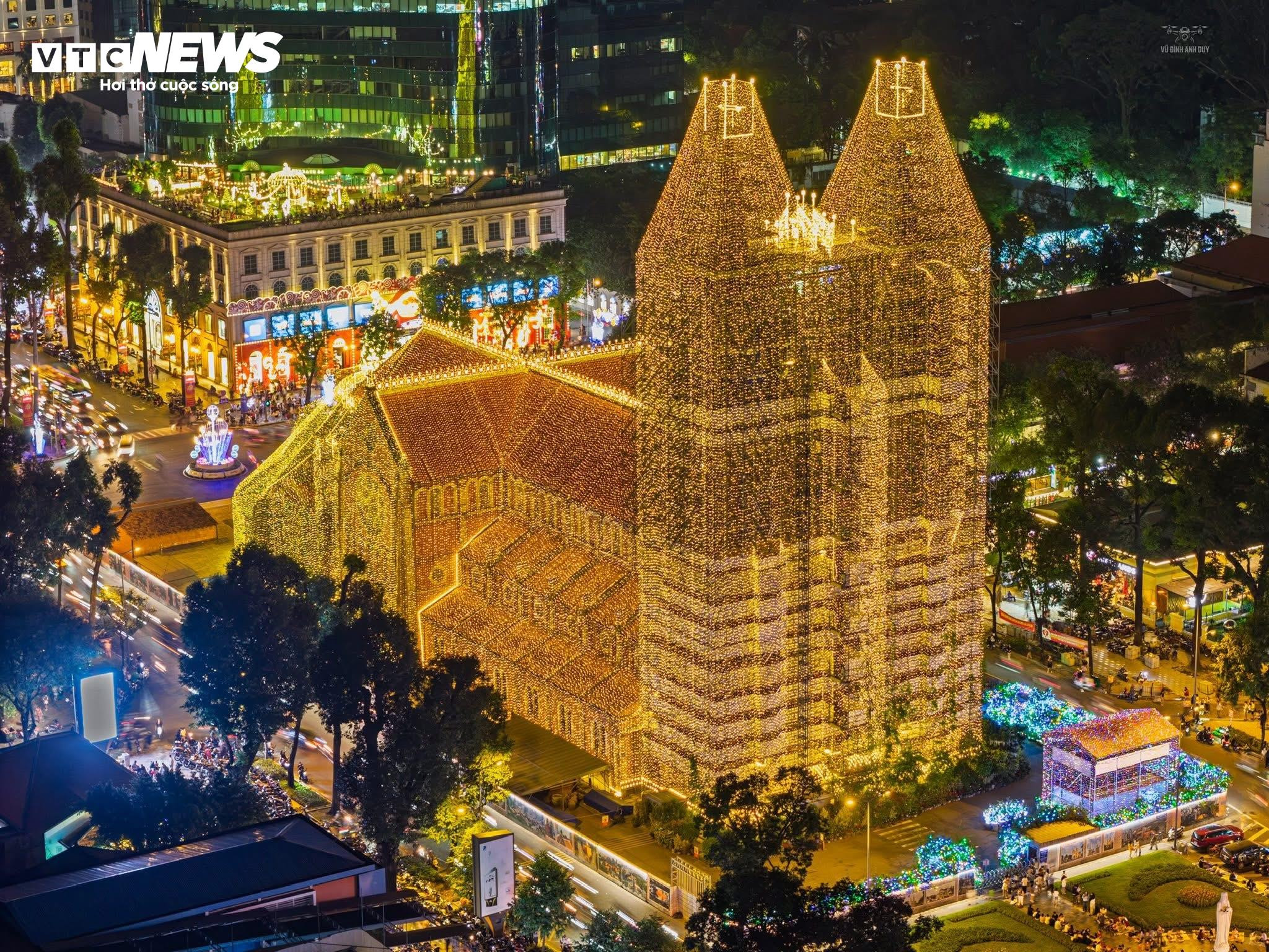 Nhà thờ ở TP.HCM lên đèn rực rỡ đón Giáng sinh, người dân xúng xính check-in - 2