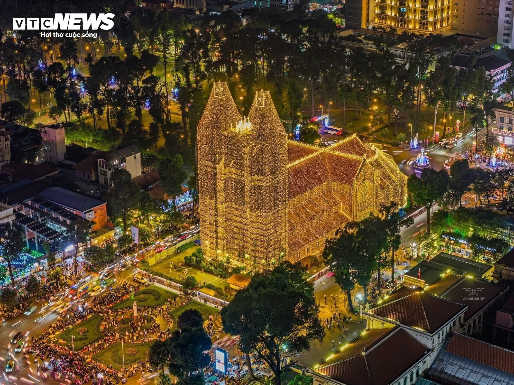 Nhà thờ ở TP.HCM lên đèn rực rỡ đón Giáng sinh, người dân xúng xính check-in - 1