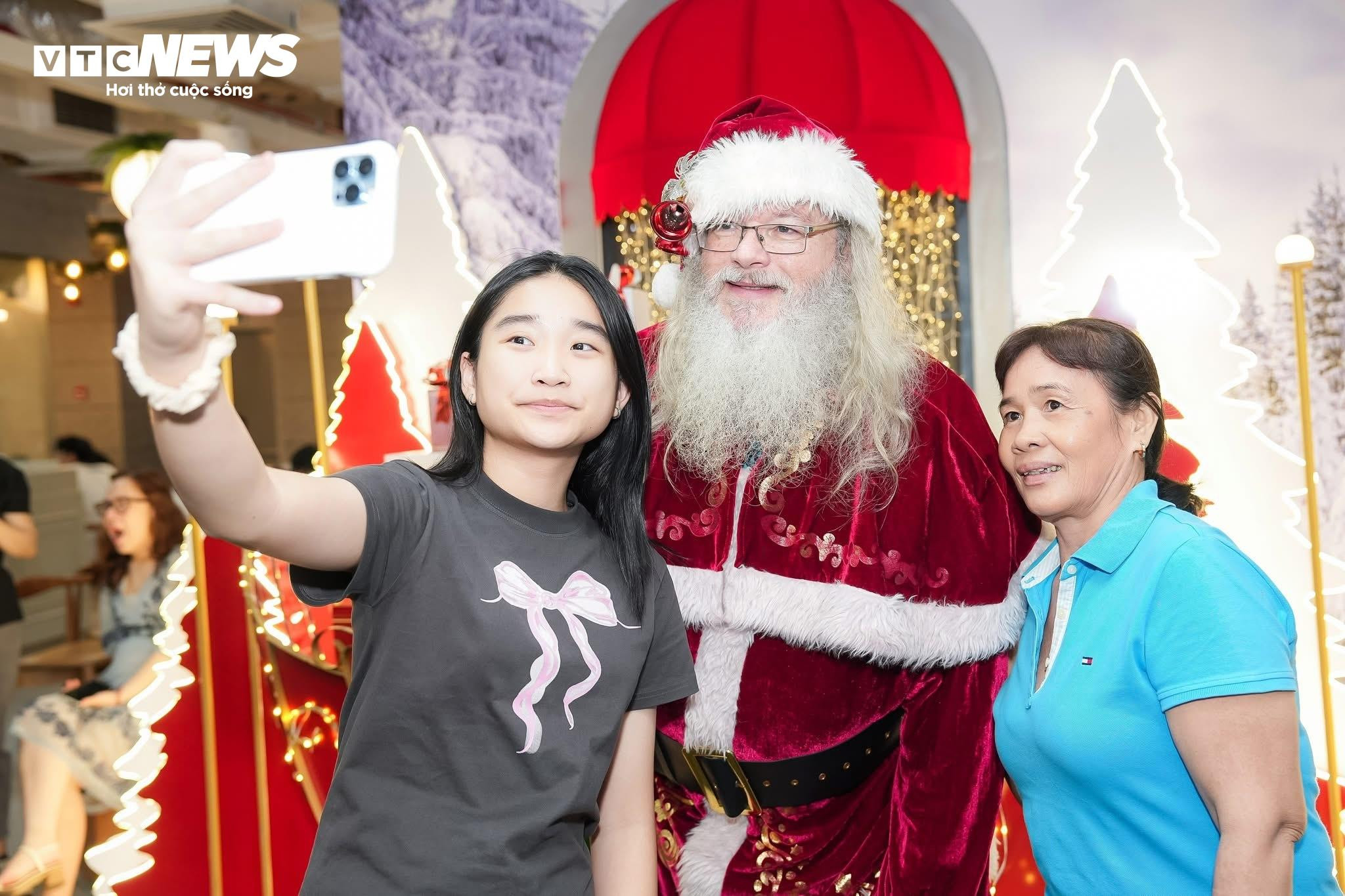 Nhà thờ ở TP.HCM lên đèn rực rỡ đón Giáng sinh, người dân xúng xính check-in - 22