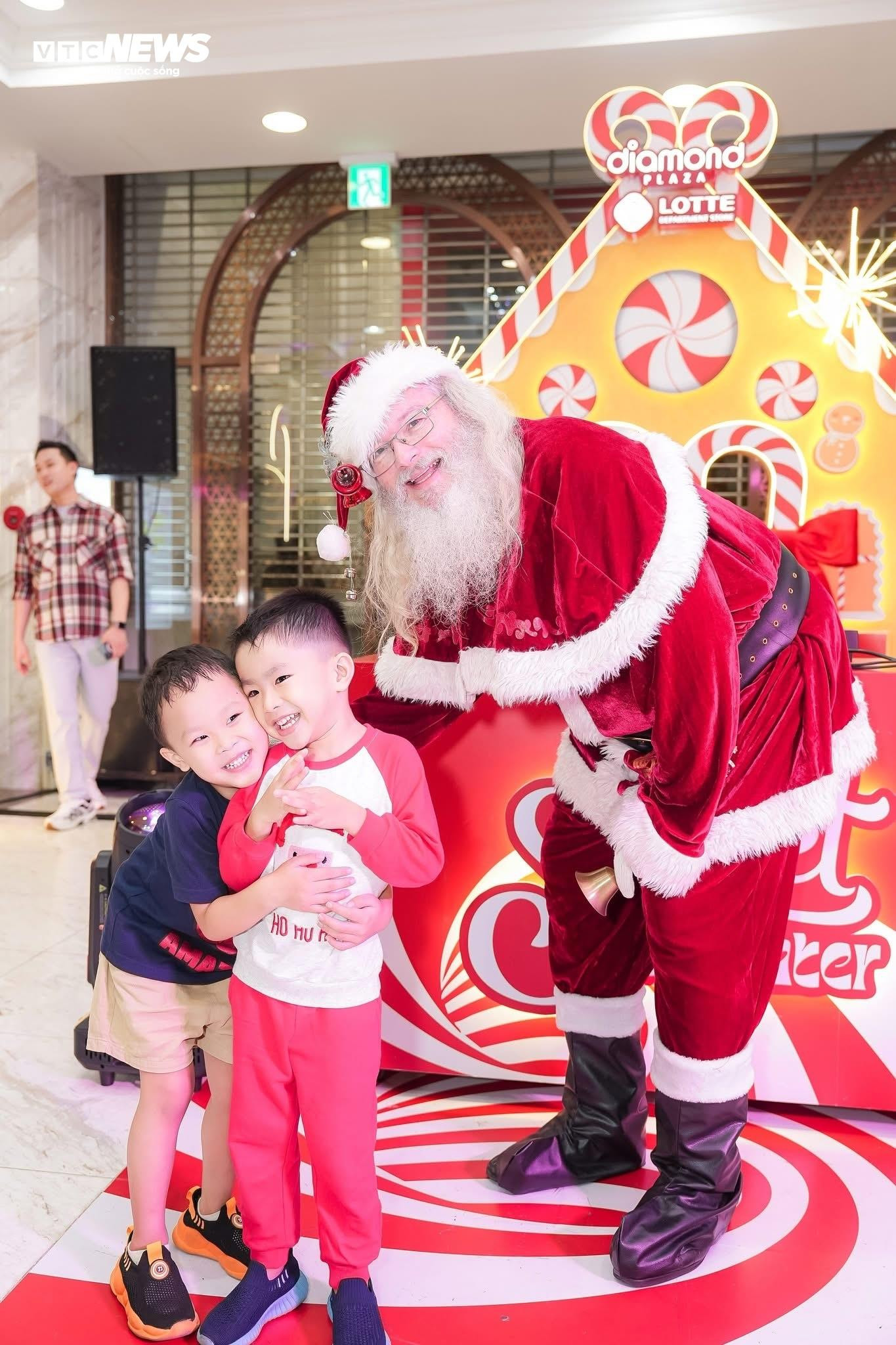 Nhà thờ ở TP.HCM lên đèn rực rỡ đón Giáng sinh, người dân xúng xính check-in - 21