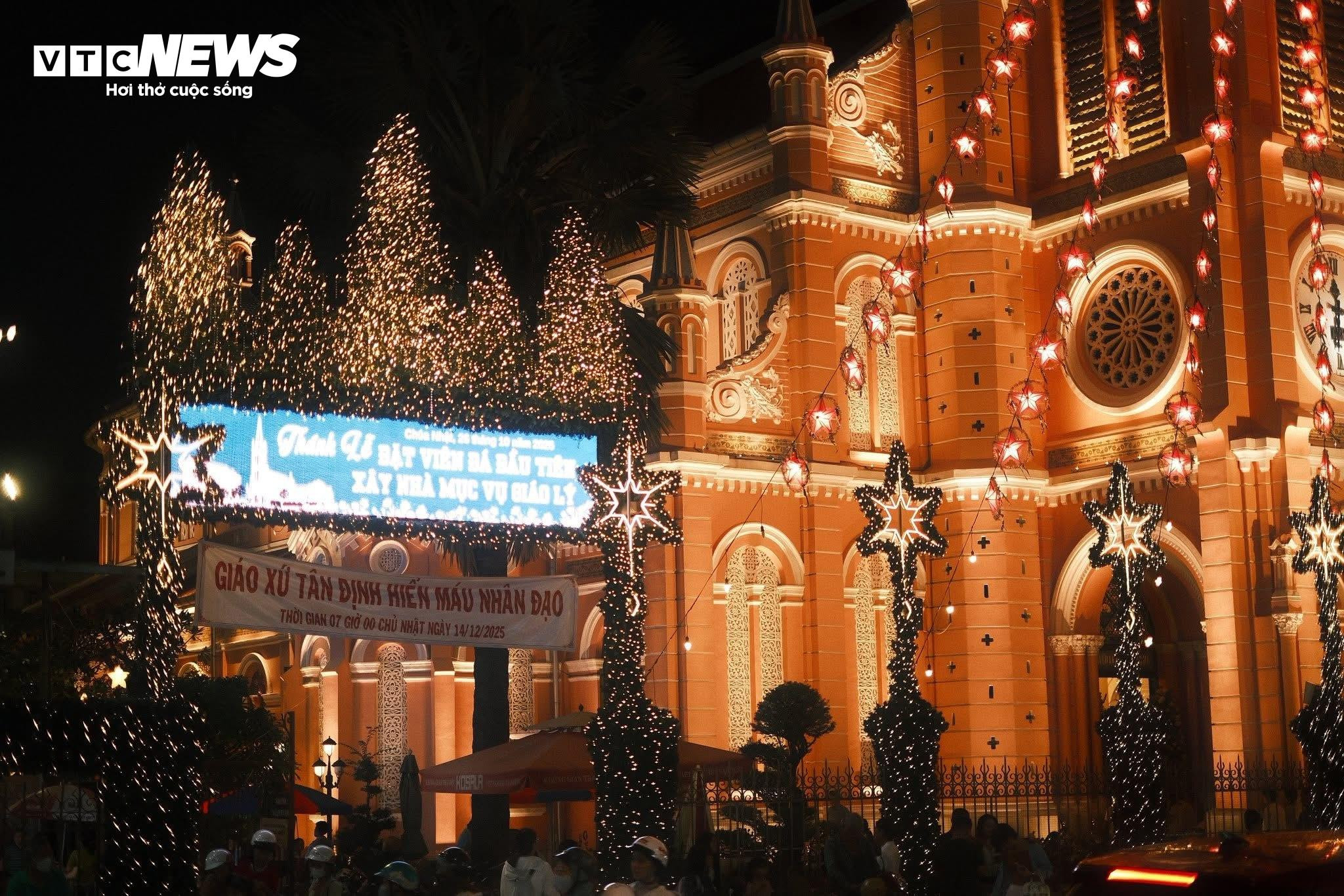 Nhà thờ ở TP.HCM lên đèn rực rỡ đón Giáng sinh, người dân xúng xính check-in - 7