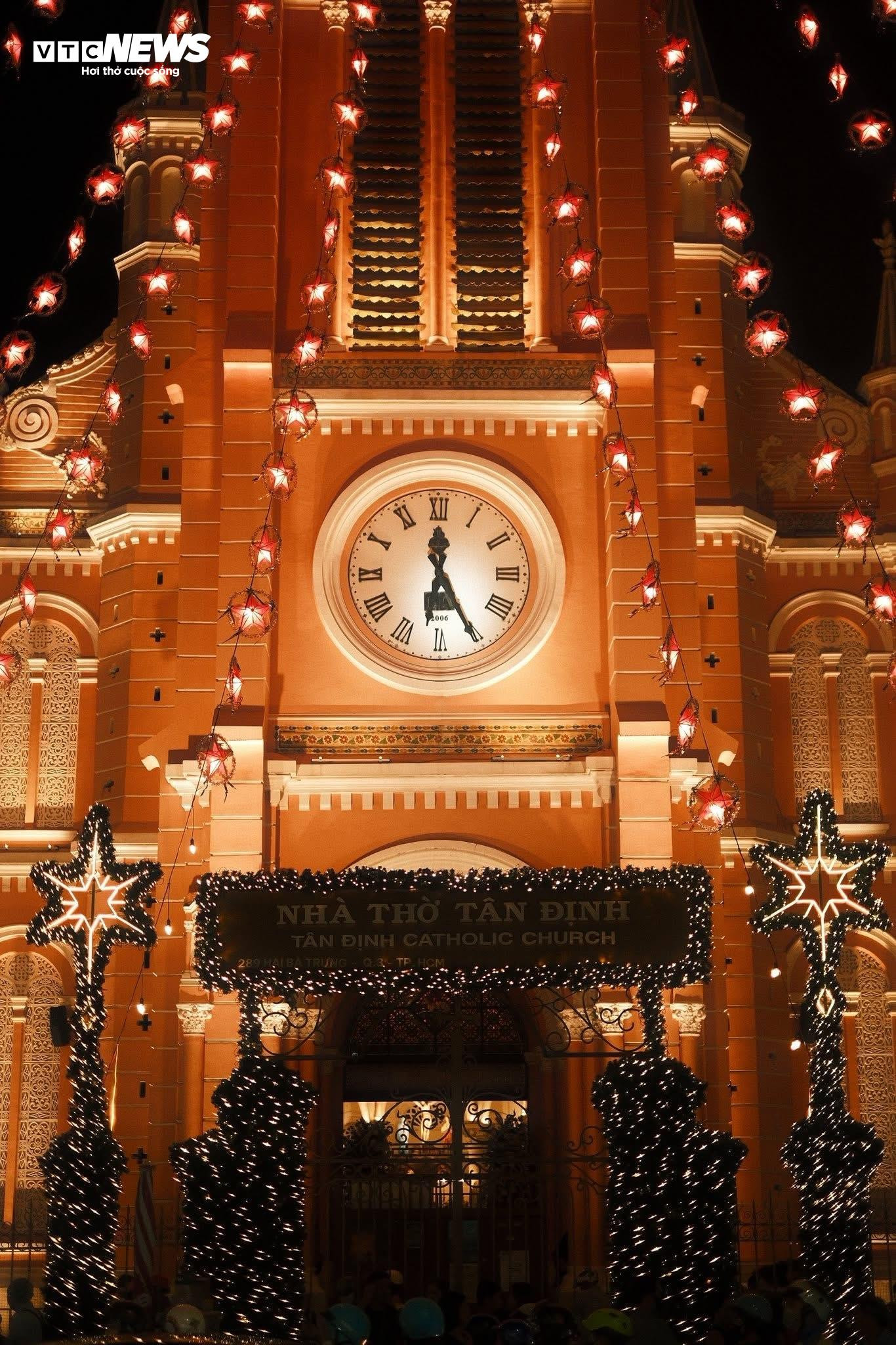 Nhà thờ ở TP.HCM lên đèn rực rỡ đón Giáng sinh, người dân xúng xính check-in - 8