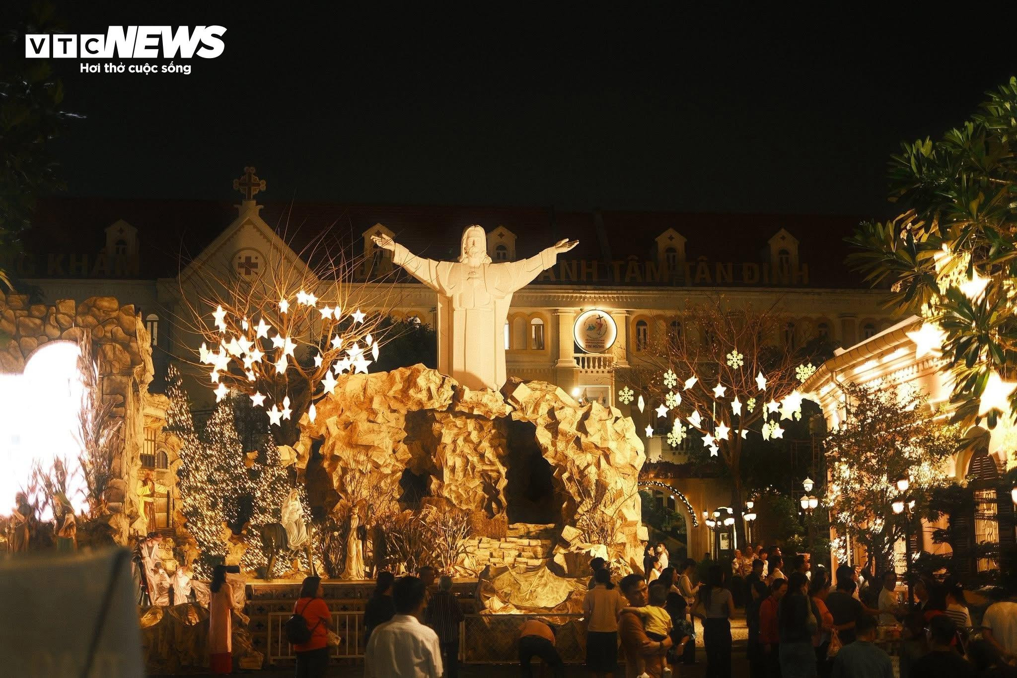 Nhà thờ ở TP.HCM lên đèn rực rỡ đón Giáng sinh, người dân xúng xính check-in - 12