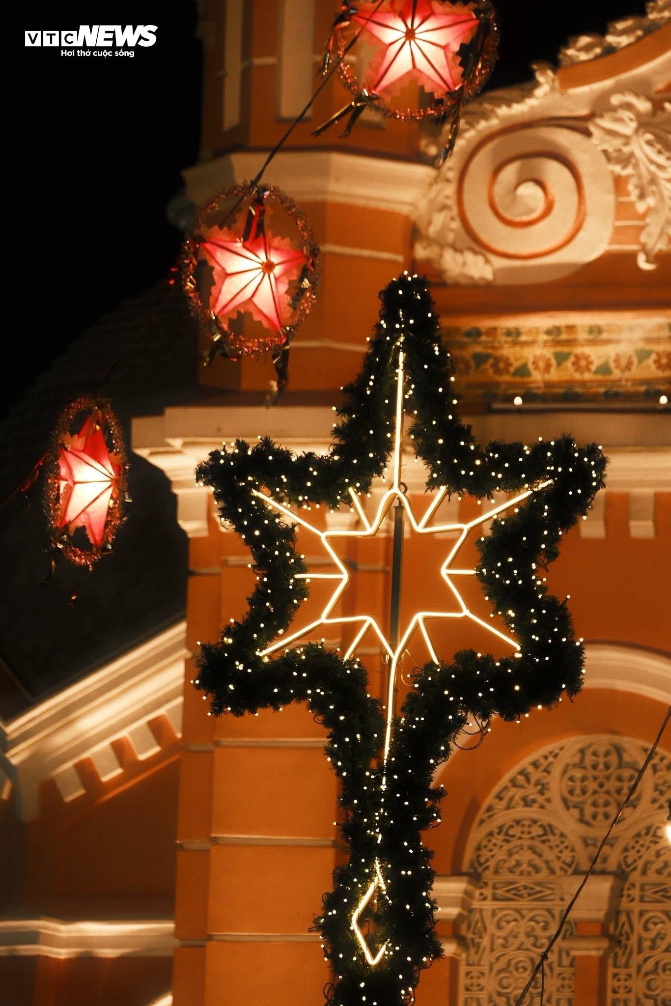 Nhà thờ ở TP.HCM lên đèn rực rỡ đón Giáng sinh, người dân xúng xính check-in - 10