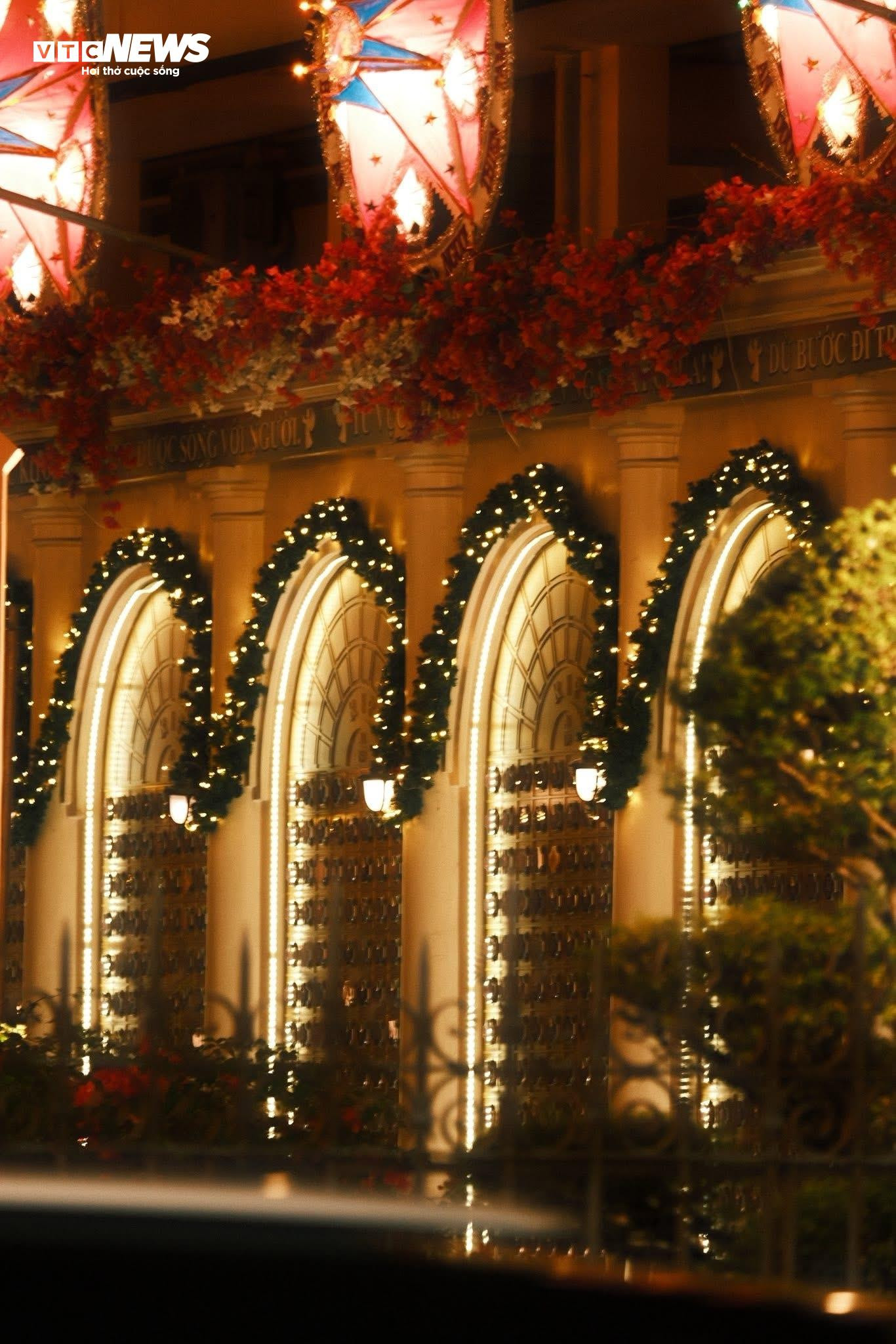 Nhà thờ ở TP.HCM lên đèn rực rỡ đón Giáng sinh, người dân xúng xính check-in - 11