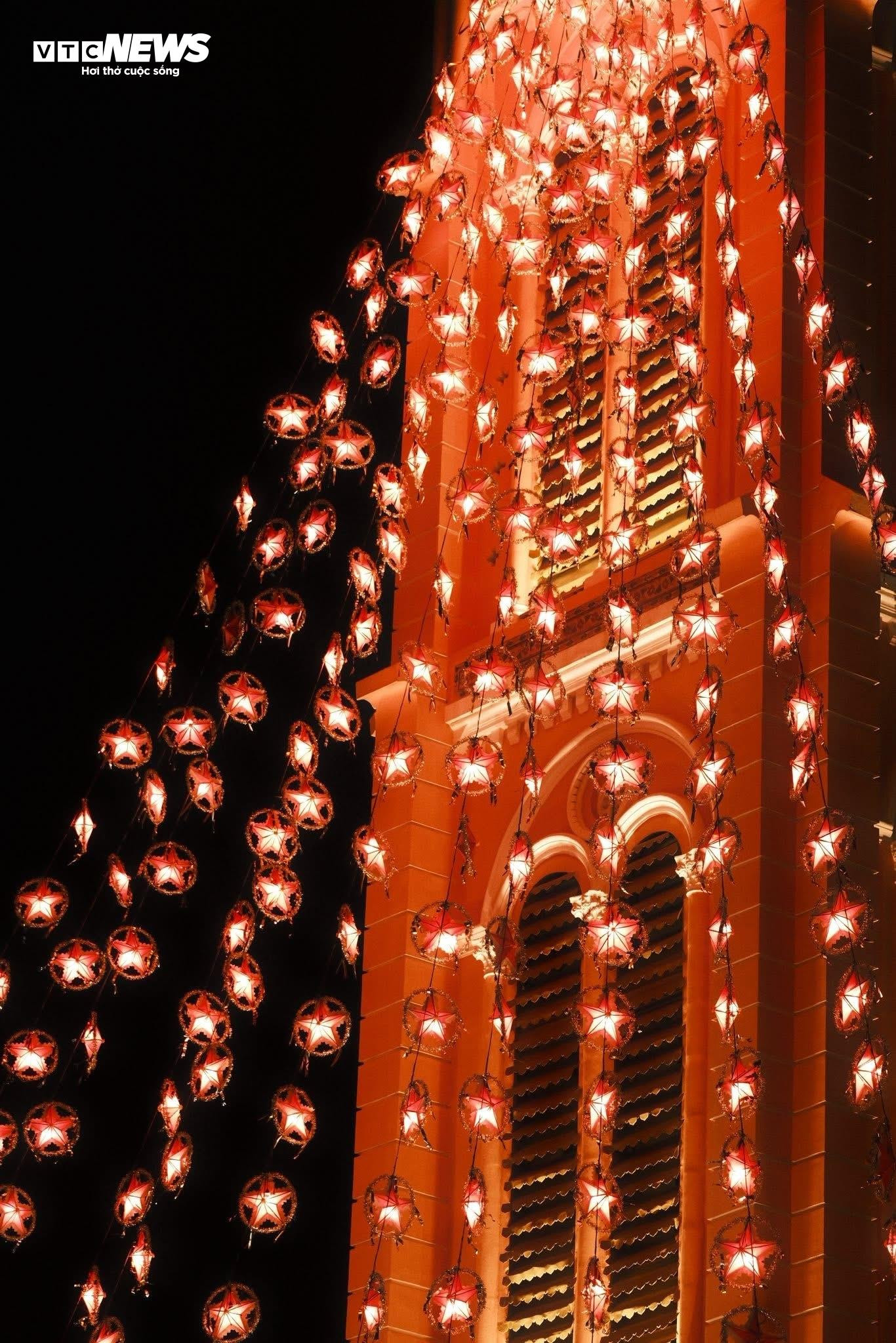 Nhà thờ ở TP.HCM lên đèn rực rỡ đón Giáng sinh, người dân xúng xính check-in - 9