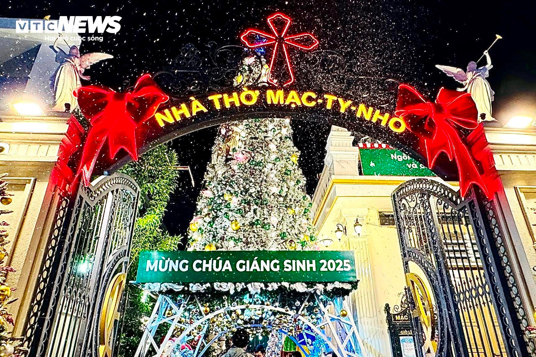 Nhà thờ ở TP.HCM lên đèn rực rỡ đón Giáng sinh, người dân xúng xính check-in - 13