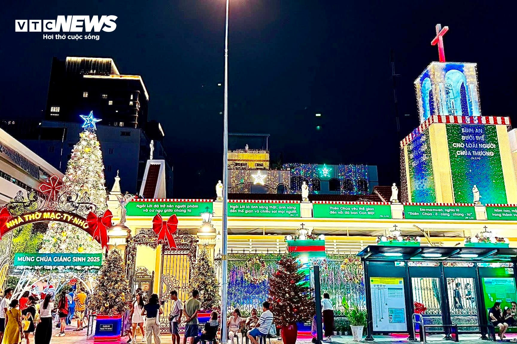 Nhà thờ ở TP.HCM lên đèn rực rỡ đón Giáng sinh, người dân xúng xính check-in - 15