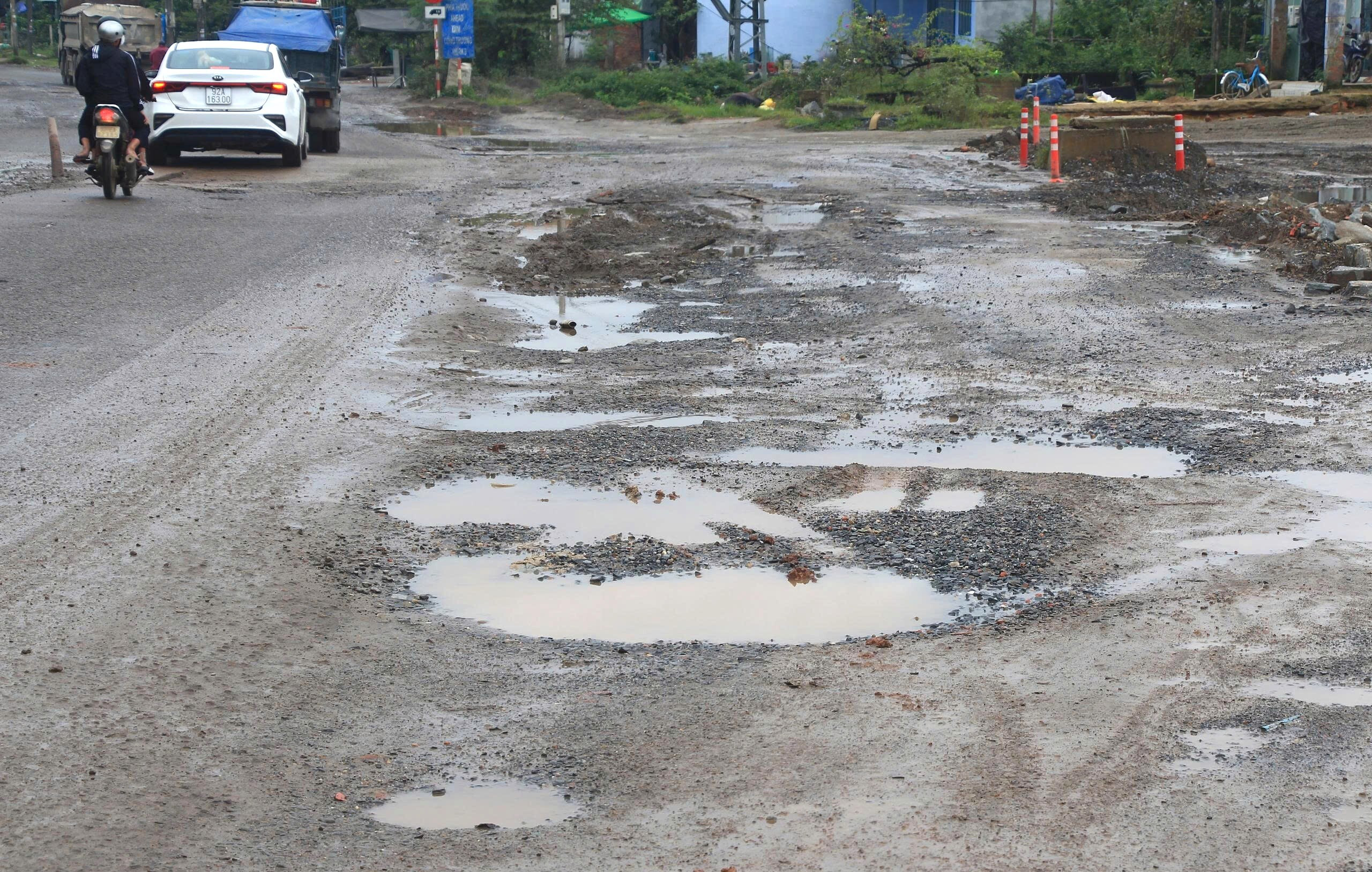 Quốc lộ 14B nát như tương, dân ngao ngán dự án cải tạo gần 780 tỷ thi công ì ạch - 1
