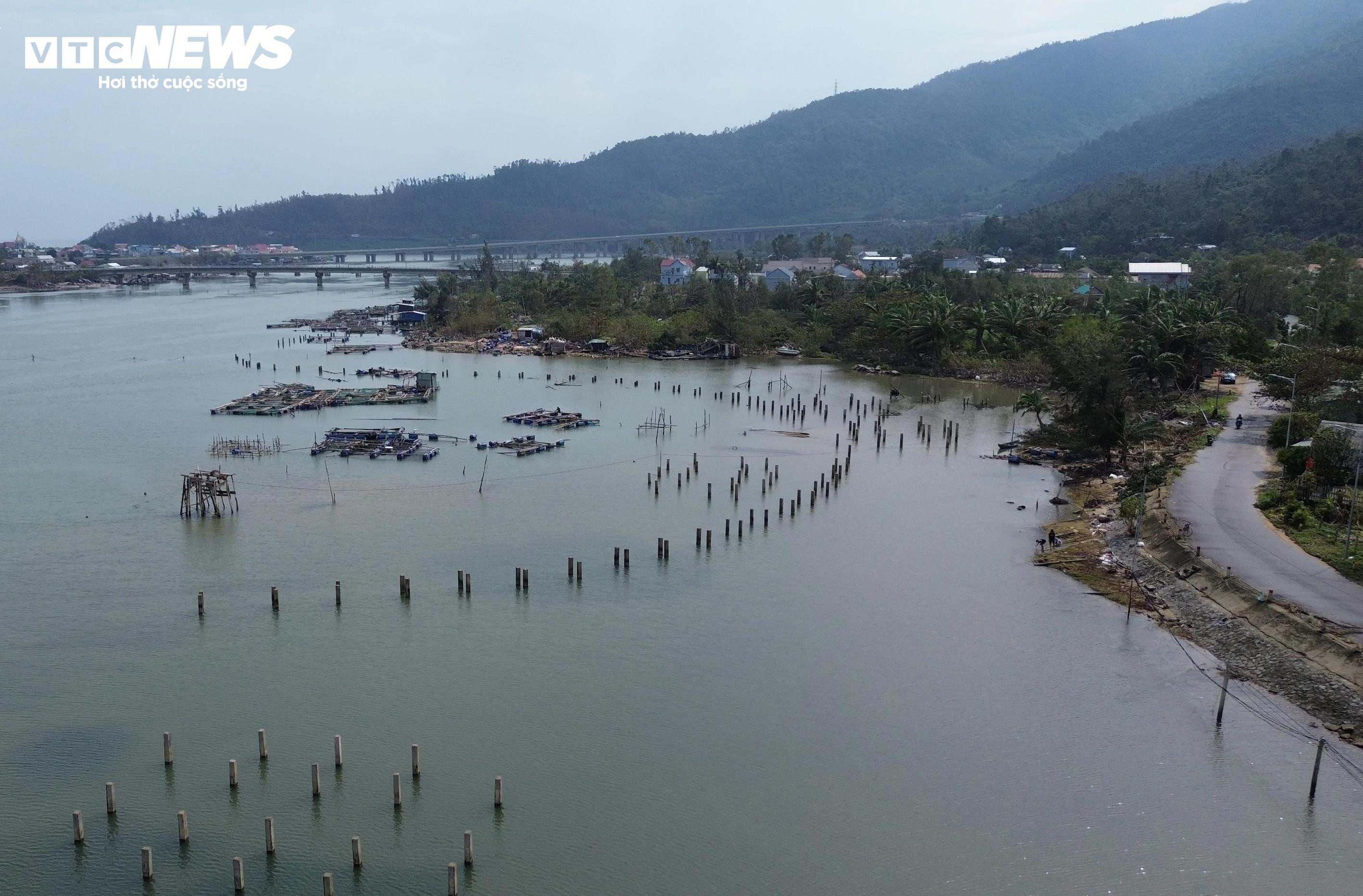 Vì sao đường du lịch ven đầm nước lợ nổi tiếng ở miền Trung sạt lở, xuống cấp? - 1