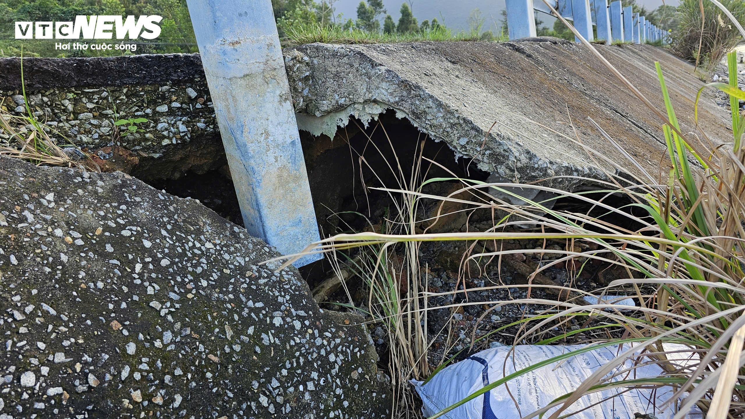 Vì sao đường du lịch ven đầm nước lợ nổi tiếng ở miền Trung sạt lở, xuống cấp? - 3