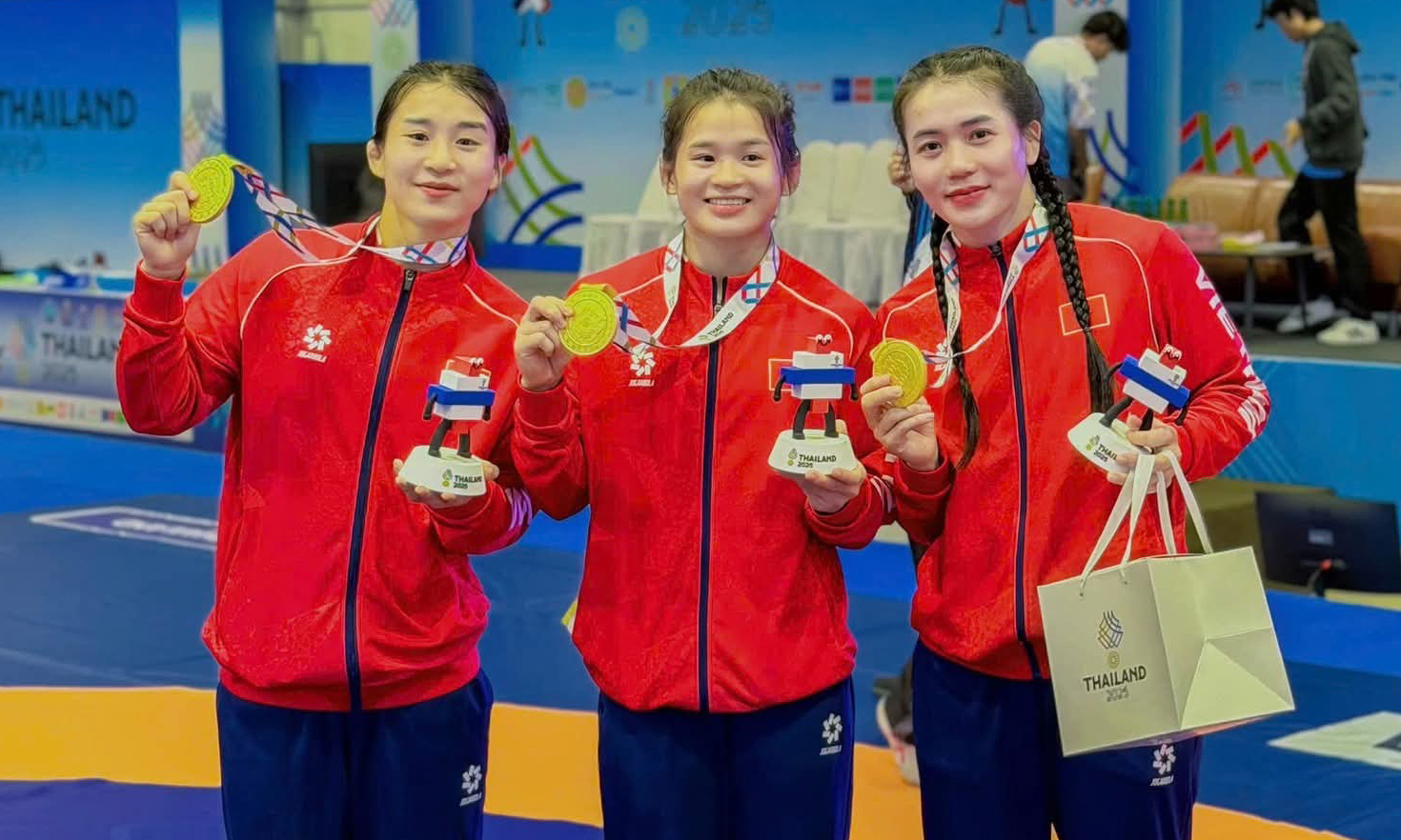 Về quê 3 chị em vô địch SEA Game 33 xem lễ hội vật 200 tuổi - 1