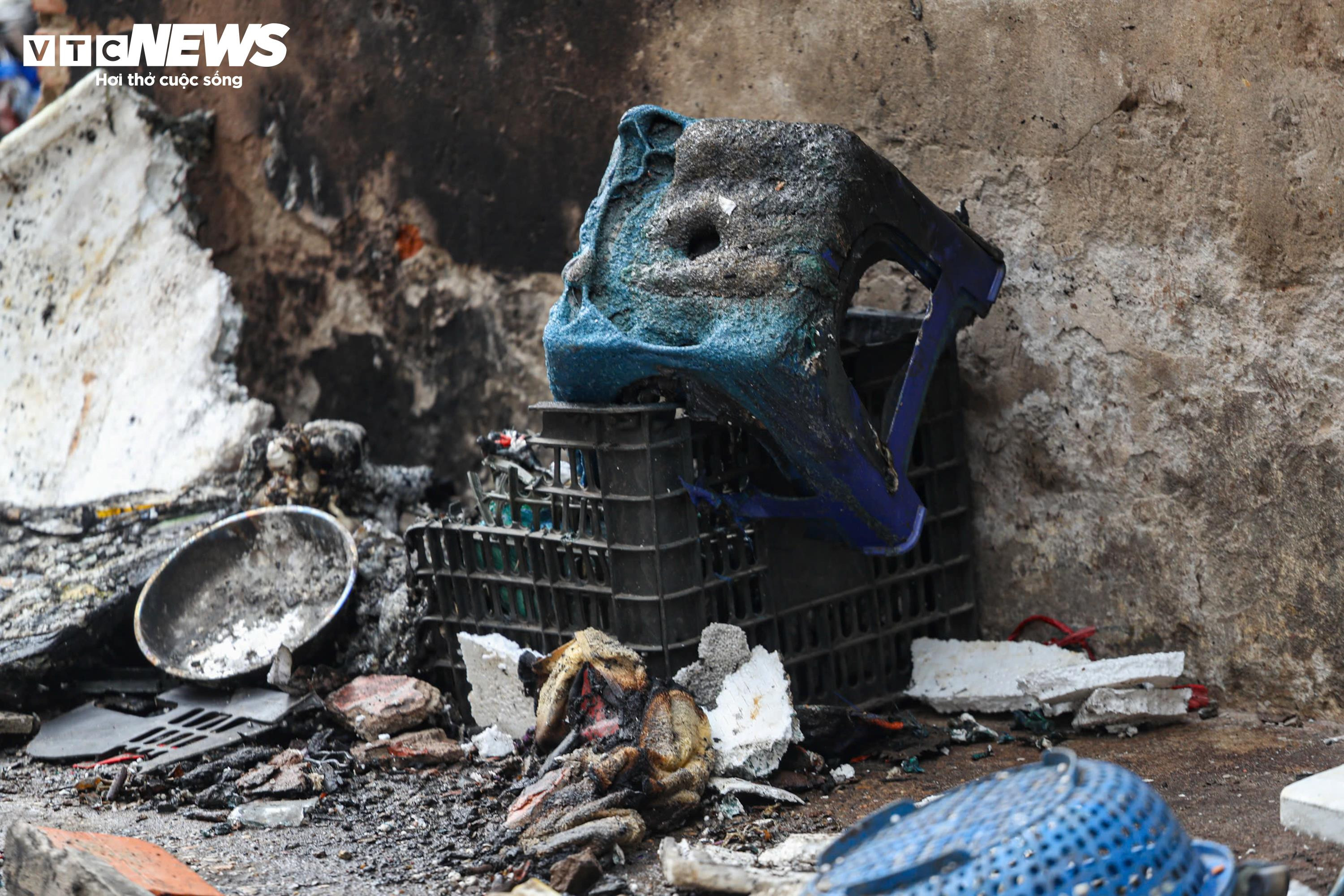 Chợ hơn 100 ki-ốt tan hoang sau hoả hoạn - 17