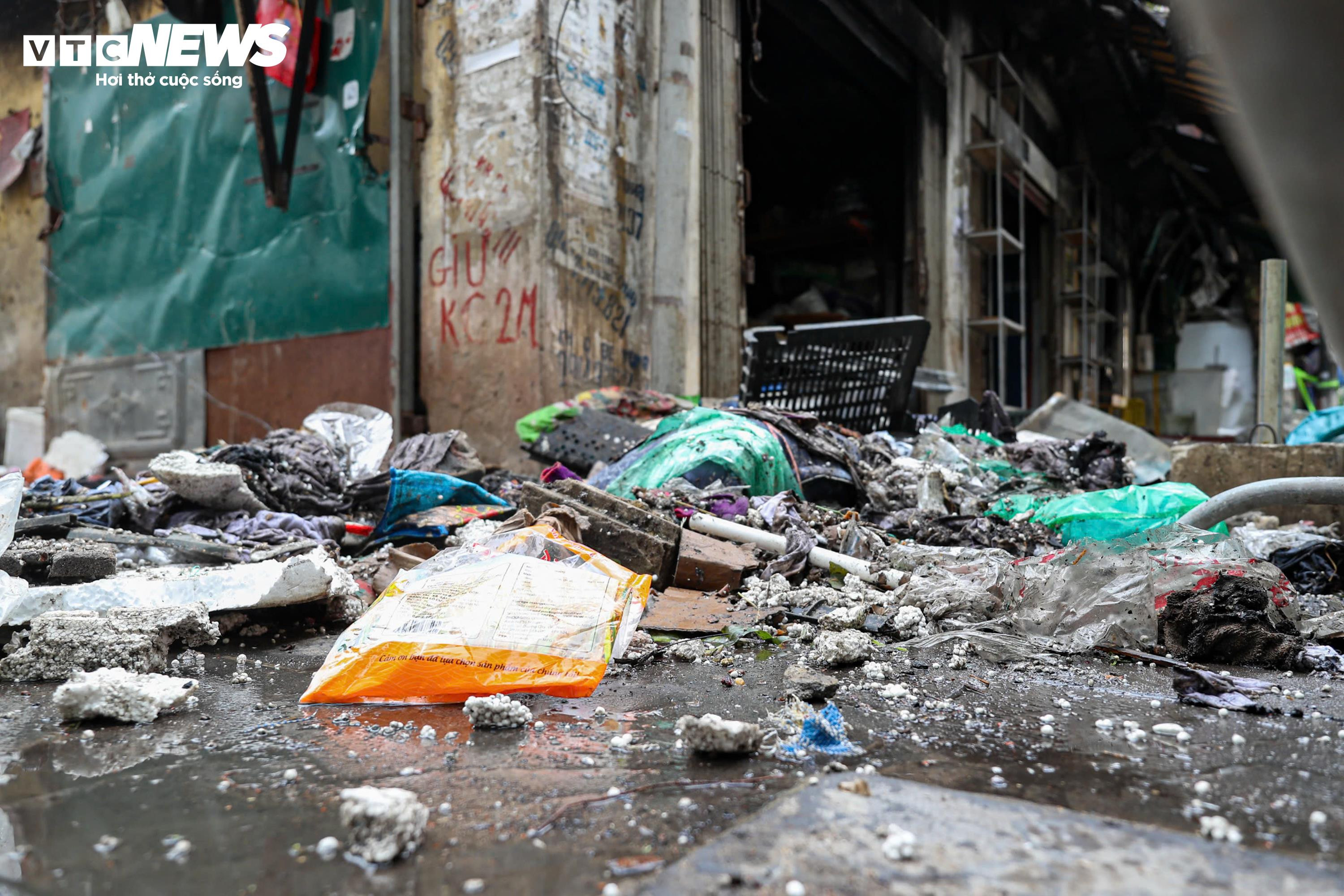 Chợ hơn 100 ki-ốt tan hoang sau hoả hoạn - 10