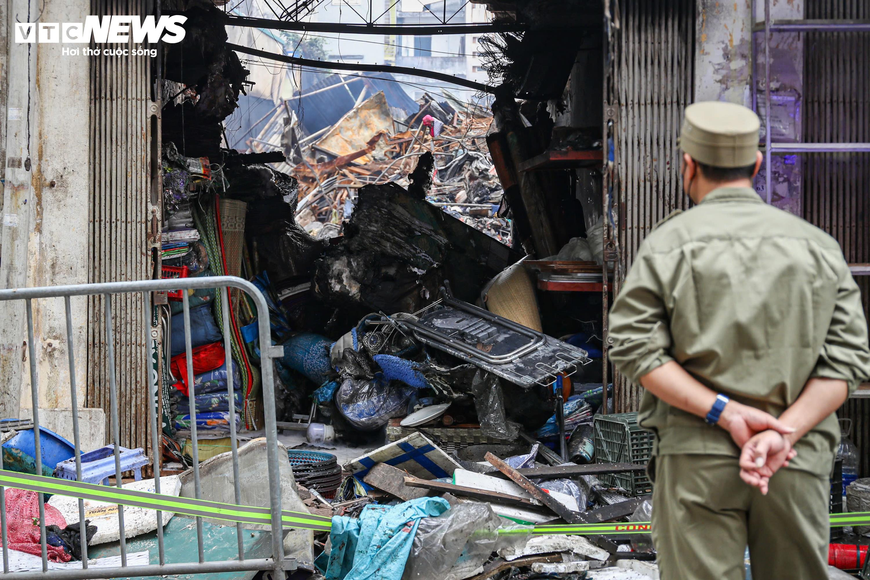 Chợ hơn 100 ki-ốt tan hoang sau hoả hoạn - 9