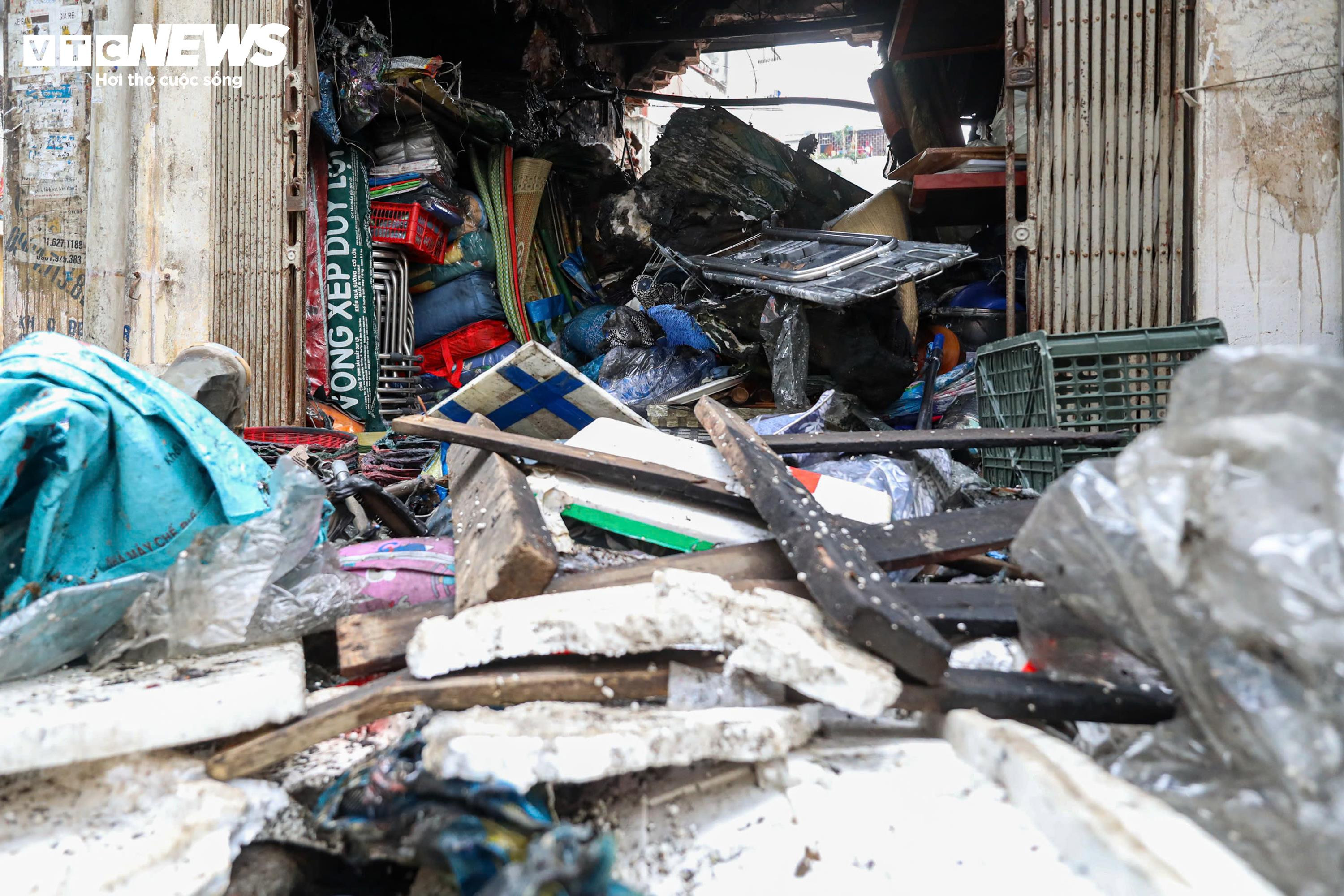 Chợ hơn 100 ki-ốt tan hoang sau hoả hoạn - 7