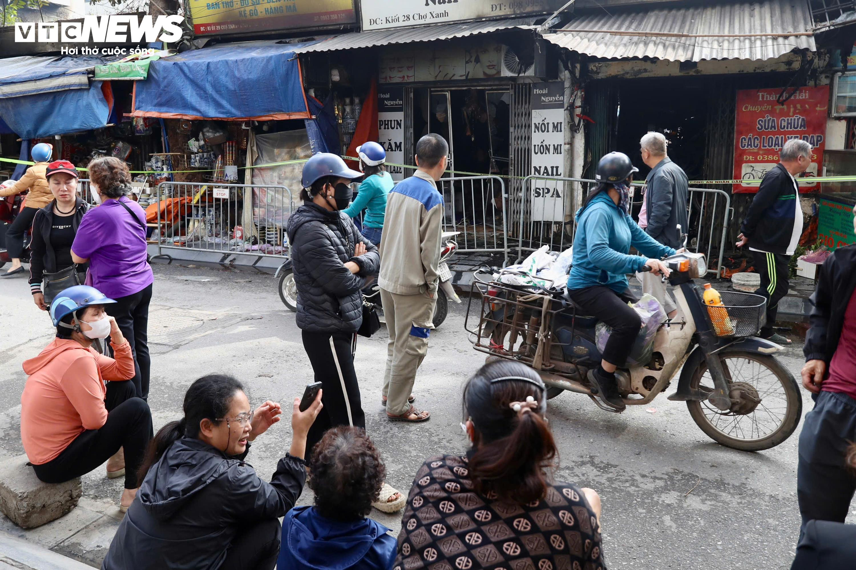 Chợ hơn 100 ki-ốt tan hoang sau hoả hoạn - 13