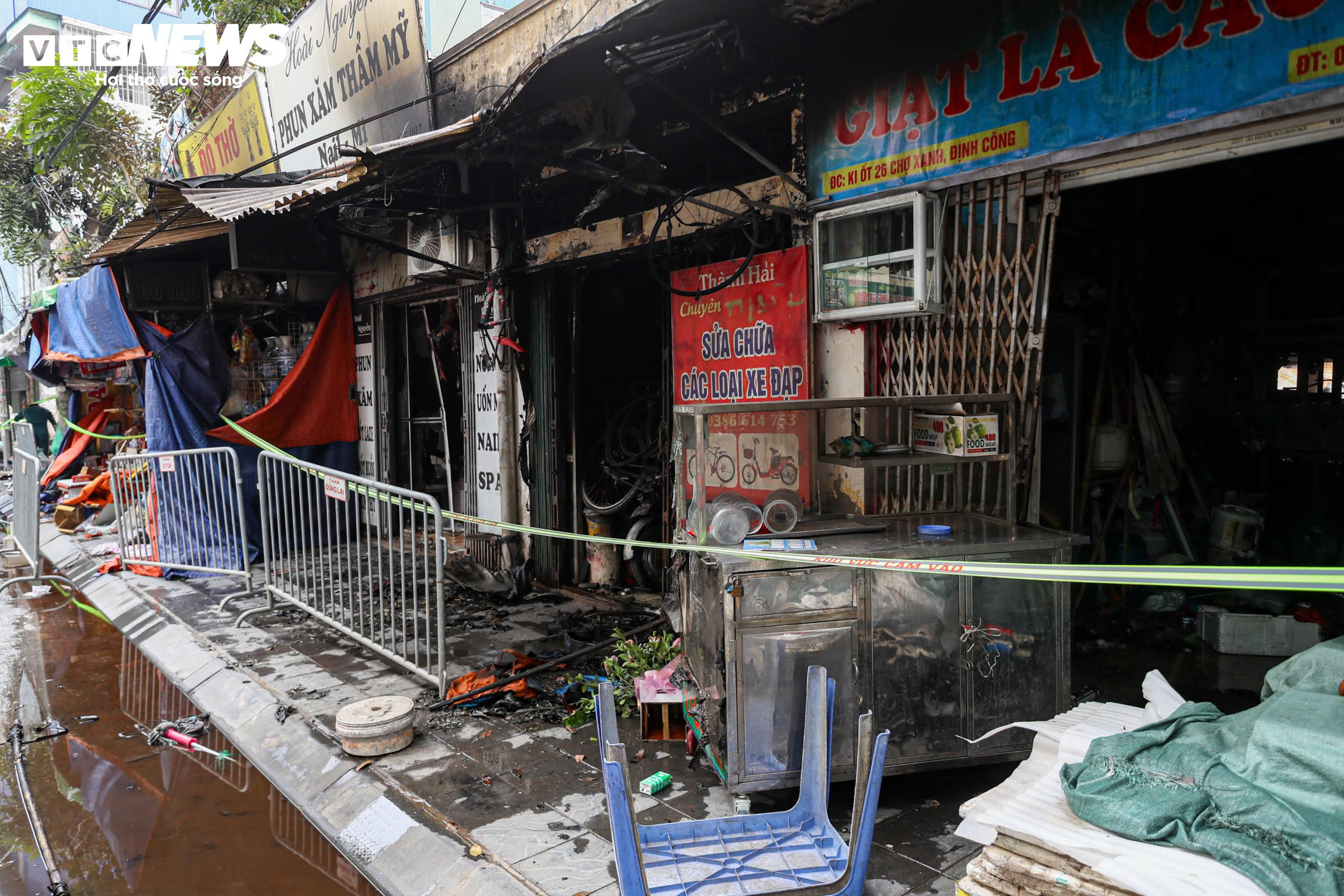Chợ hơn 100 ki-ốt tan hoang sau hoả hoạn - 16