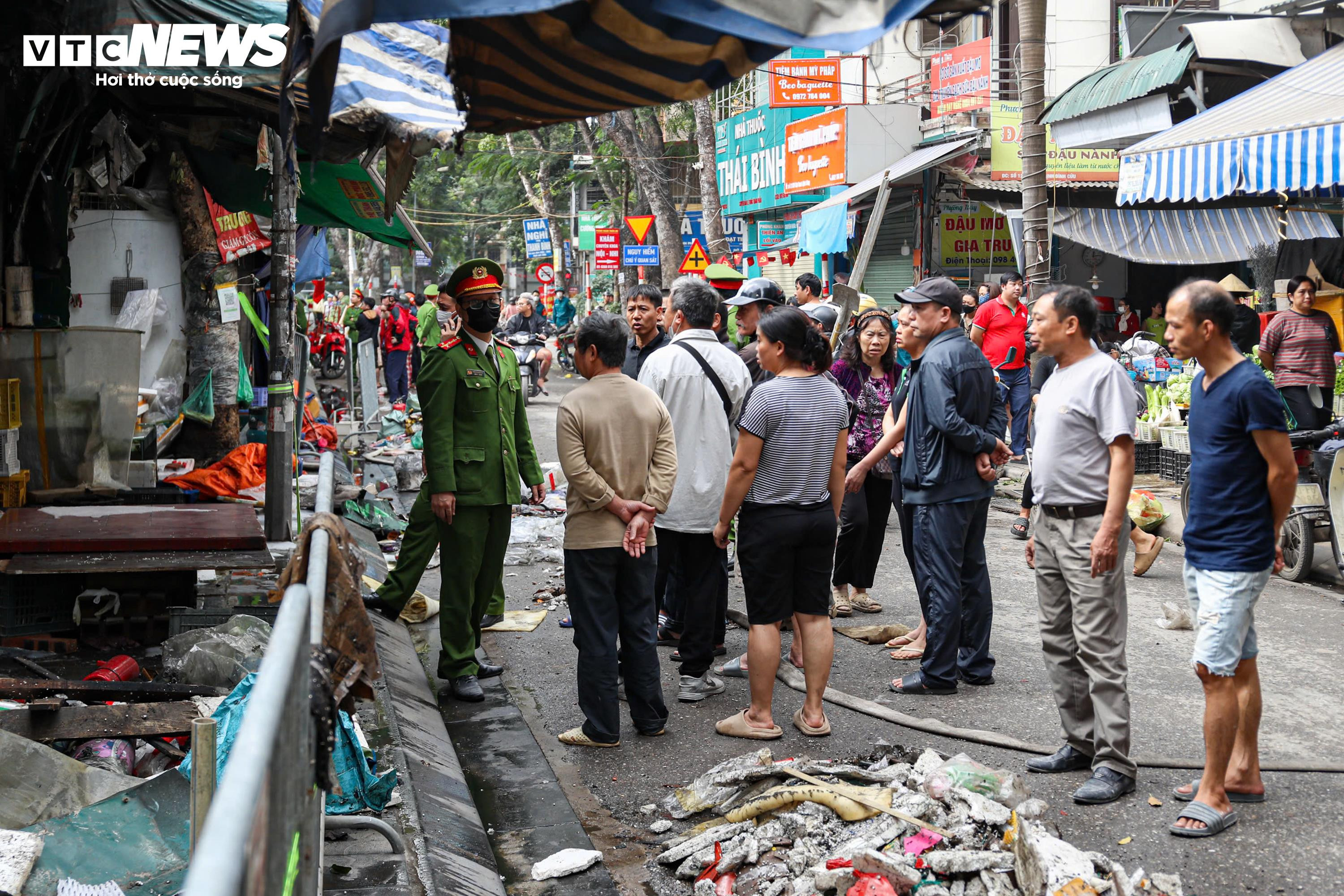 Chợ hơn 100 ki-ốt tan hoang sau hoả hoạn - 15