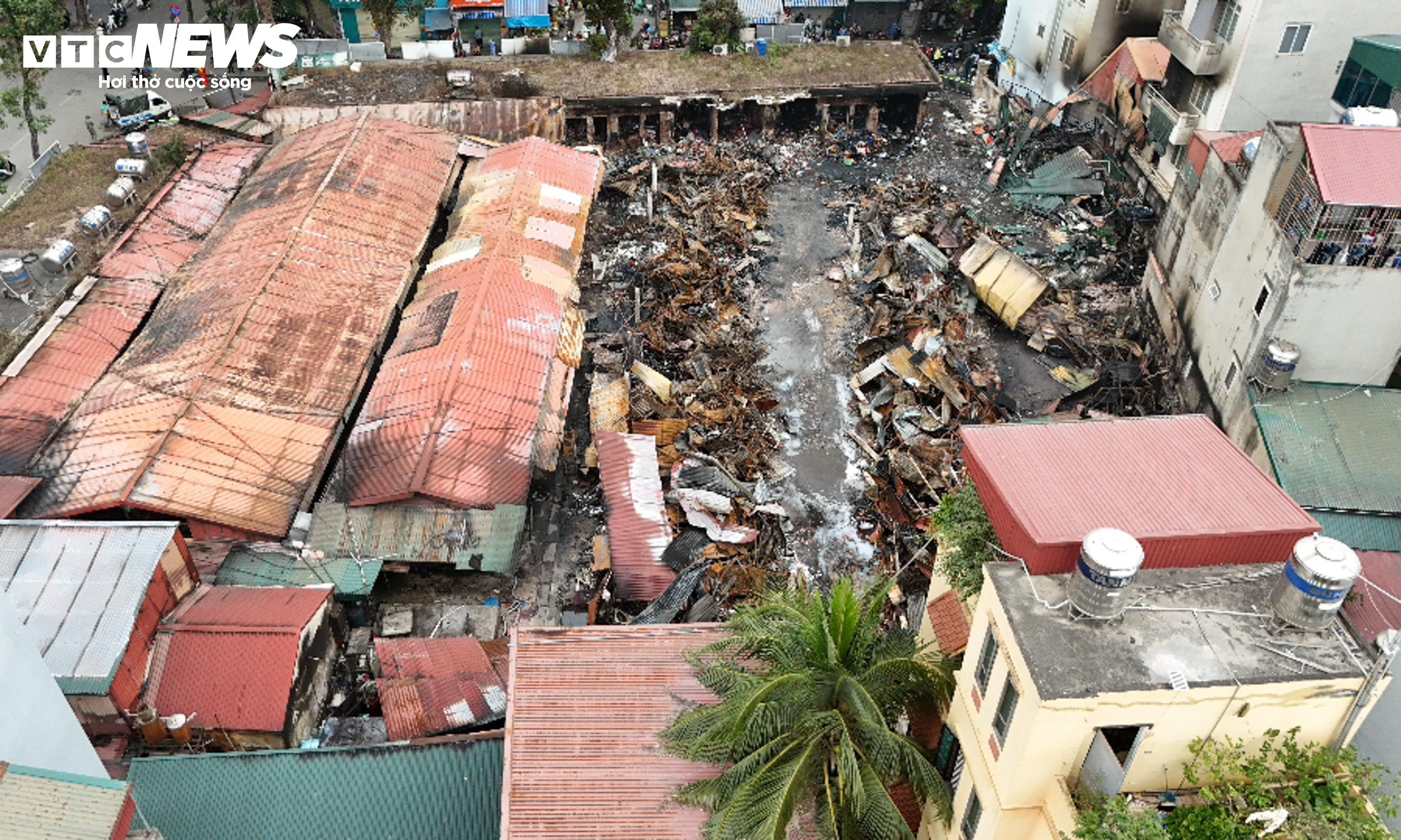 Chợ hơn 100 ki-ốt tan hoang sau hoả hoạn - 5