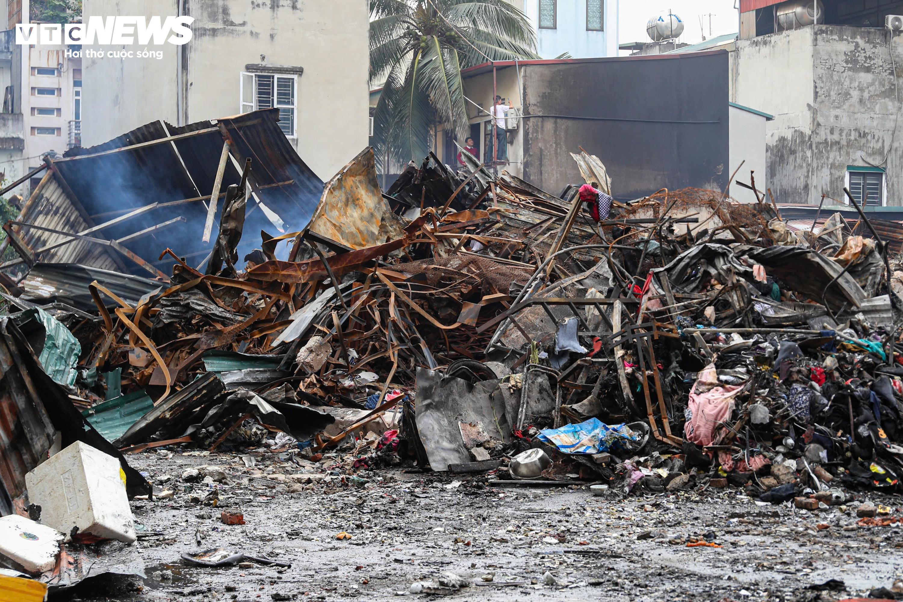 Chợ hơn 100 ki-ốt tan hoang sau hoả hoạn - 6