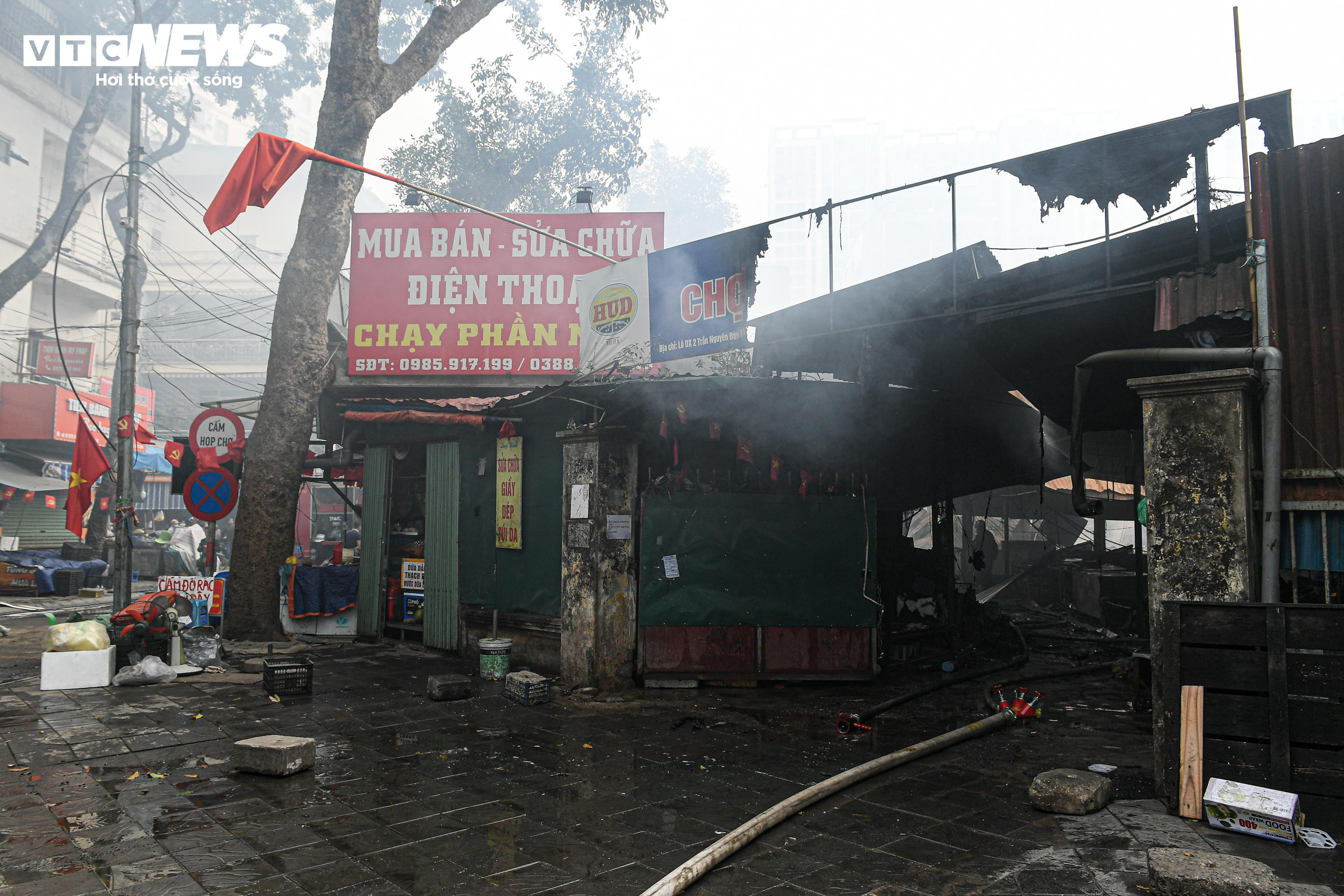 Tiểu thương khóc nức nở, nhìn tài sản bị thiêu rụi sau vụ cháy chợ Xanh ở Hà Nội - 16