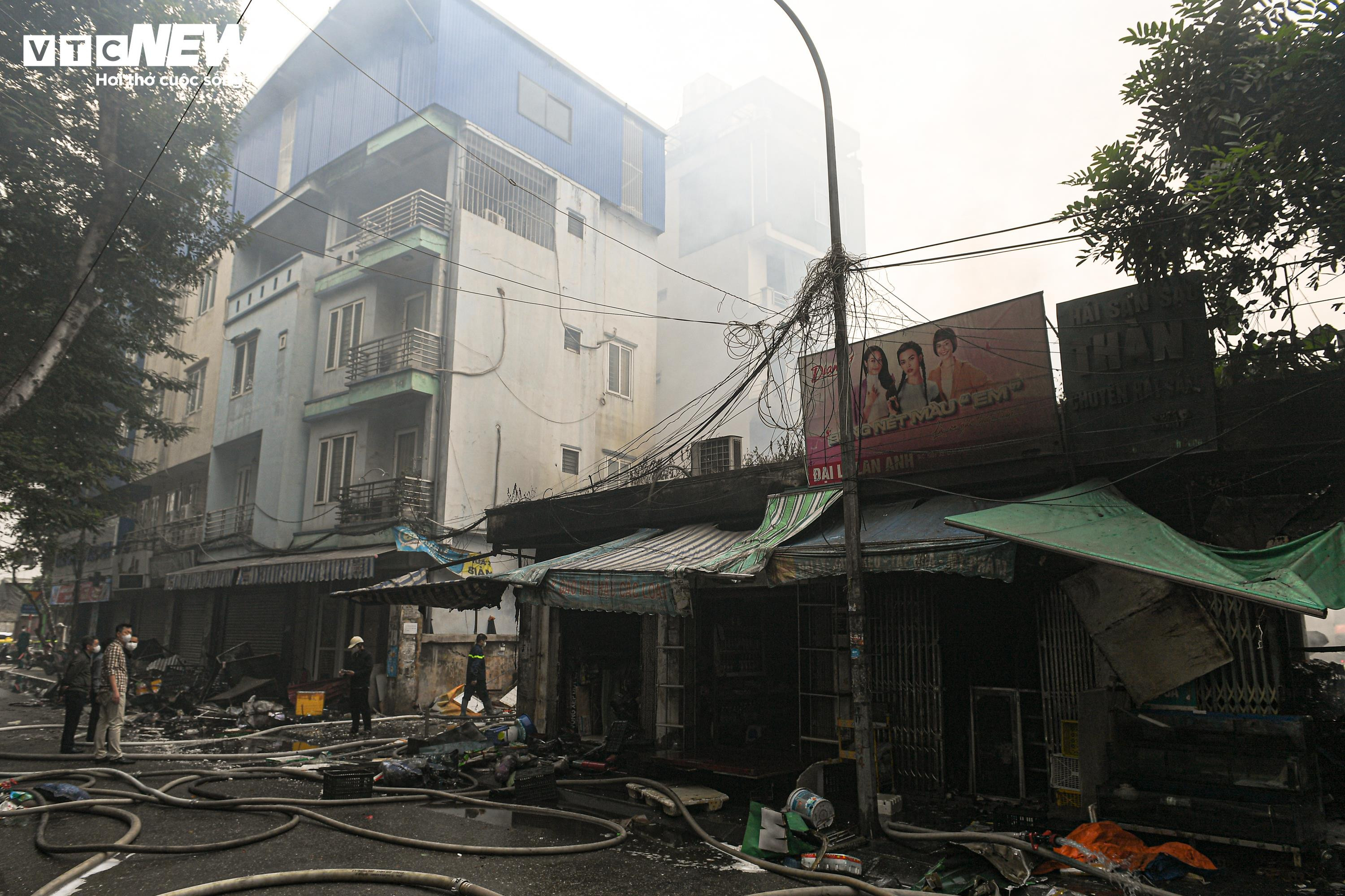 Tiểu thương khóc nức nở, nhìn tài sản bị thiêu rụi sau vụ cháy chợ Xanh ở Hà Nội - 17