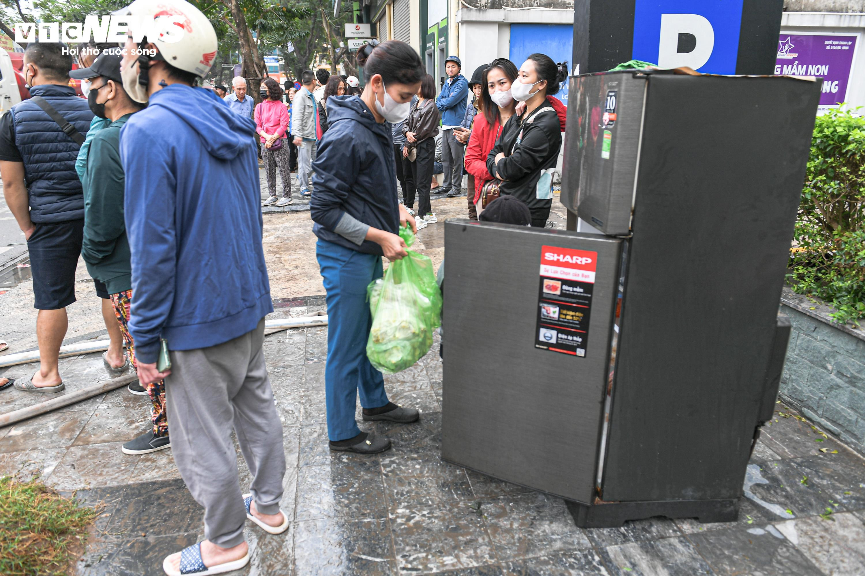 Tiểu thương khóc nức nở, nhìn tài sản bị thiêu rụi sau vụ cháy chợ Xanh ở Hà Nội - 7
