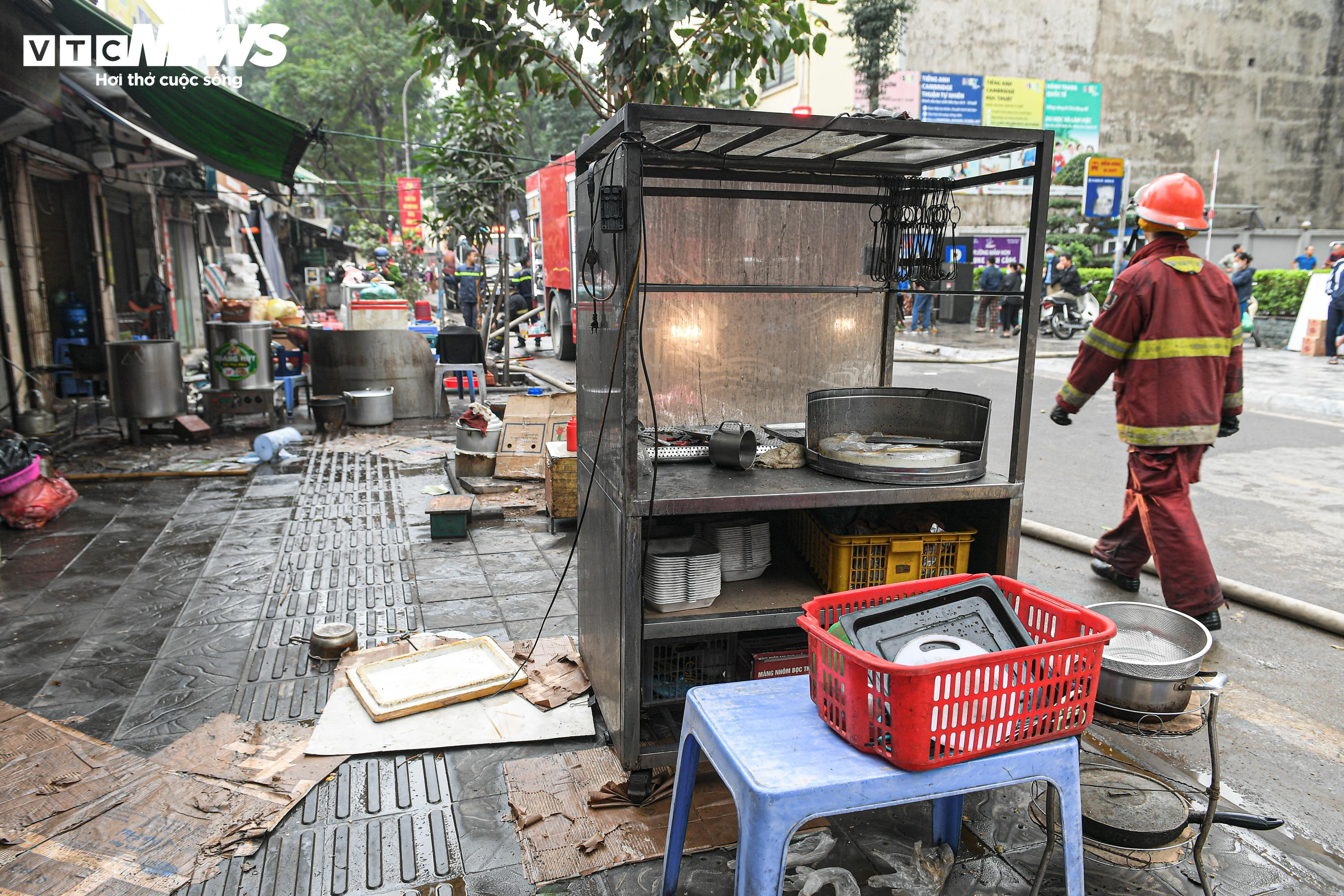 Tiểu thương khóc nức nở, nhìn tài sản bị thiêu rụi sau vụ cháy chợ Xanh ở Hà Nội - 5