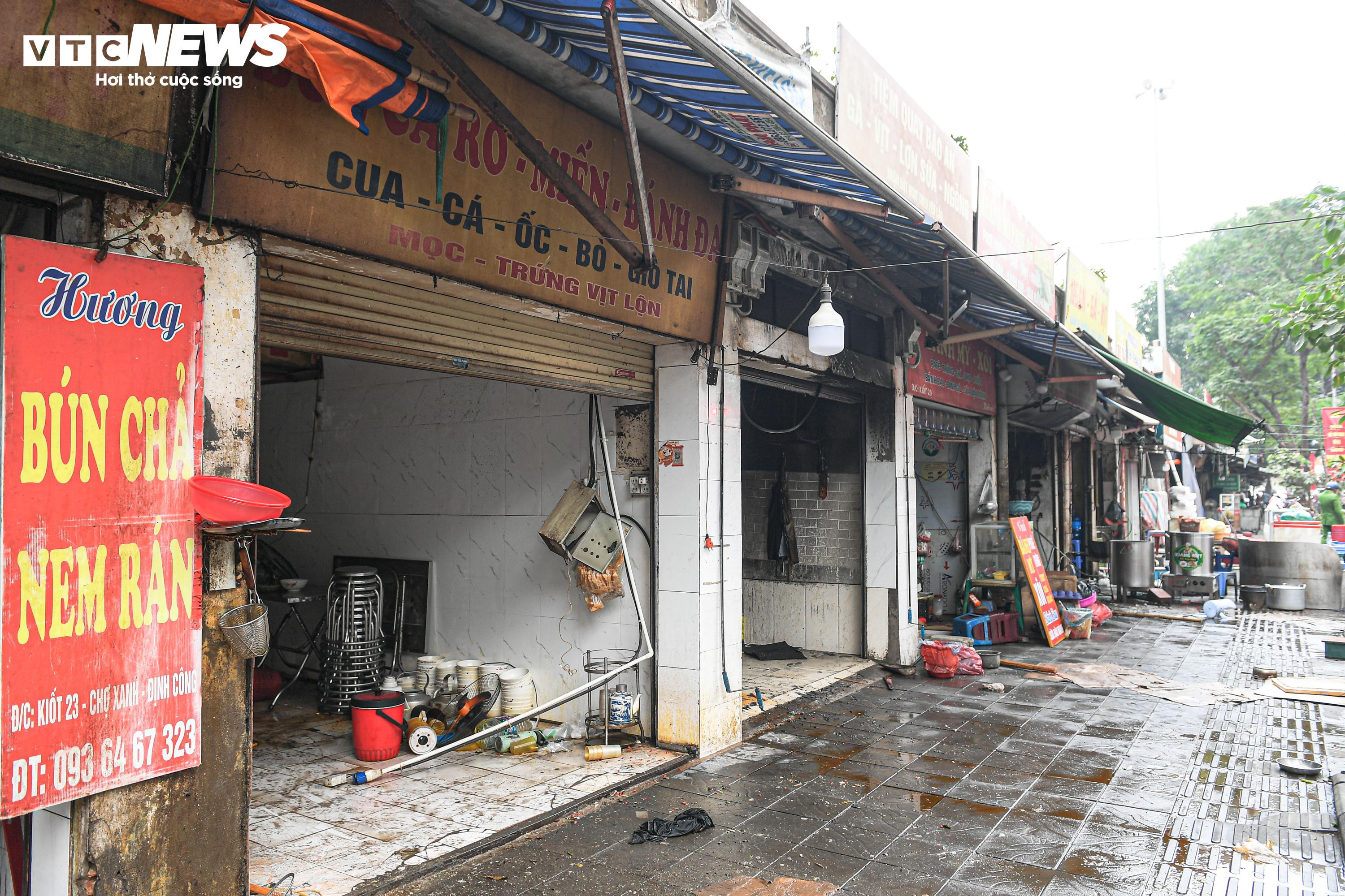 Tiểu thương khóc nức nở, nhìn tài sản bị thiêu rụi sau vụ cháy chợ Xanh ở Hà Nội - 3