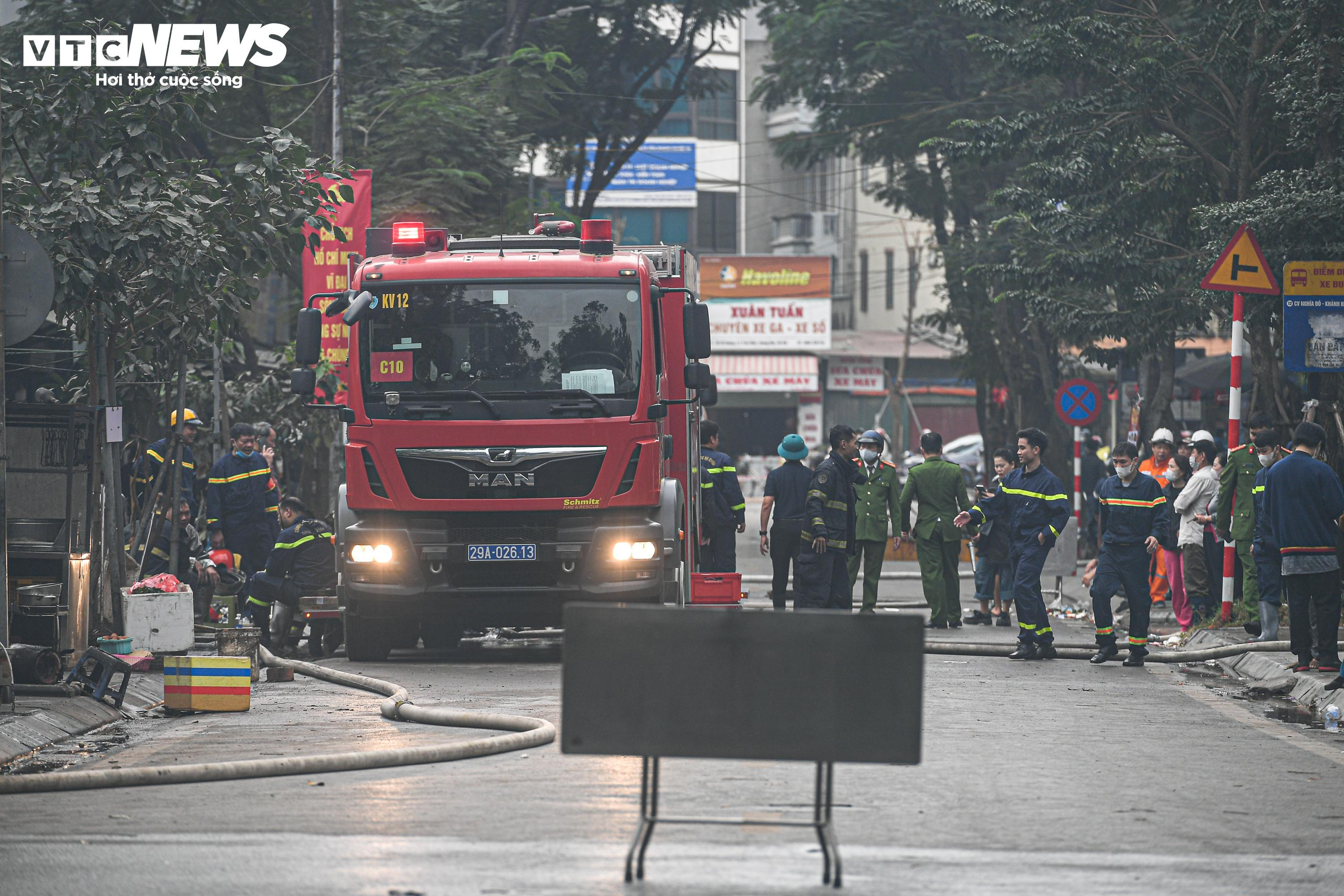 Tiểu thương khóc nức nở, nhìn tài sản bị thiêu rụi sau vụ cháy chợ Xanh ở Hà Nội - 4