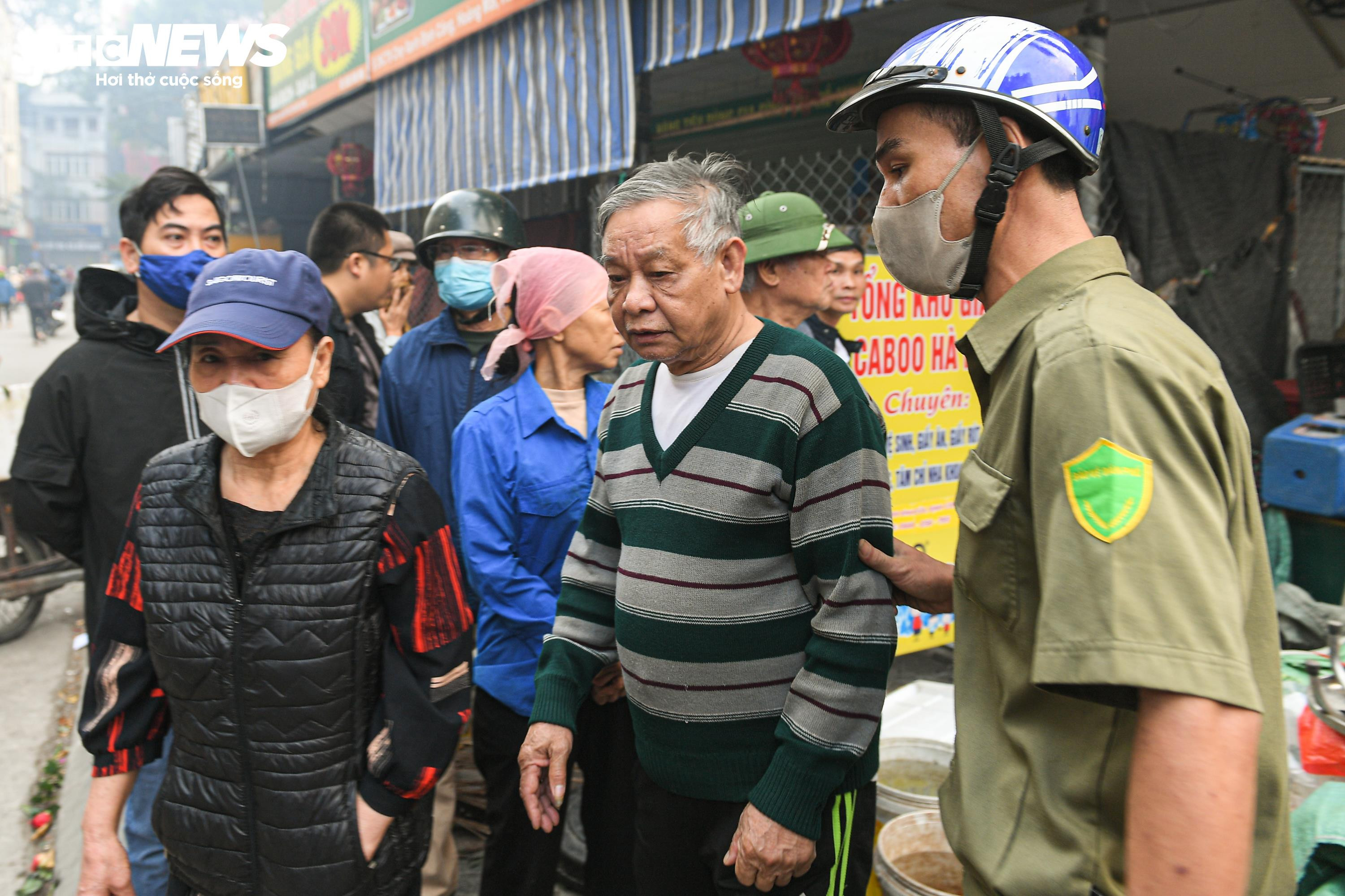Tiểu thương khóc nức nở, nhìn tài sản bị thiêu rụi sau vụ cháy chợ Xanh ở Hà Nội - 6