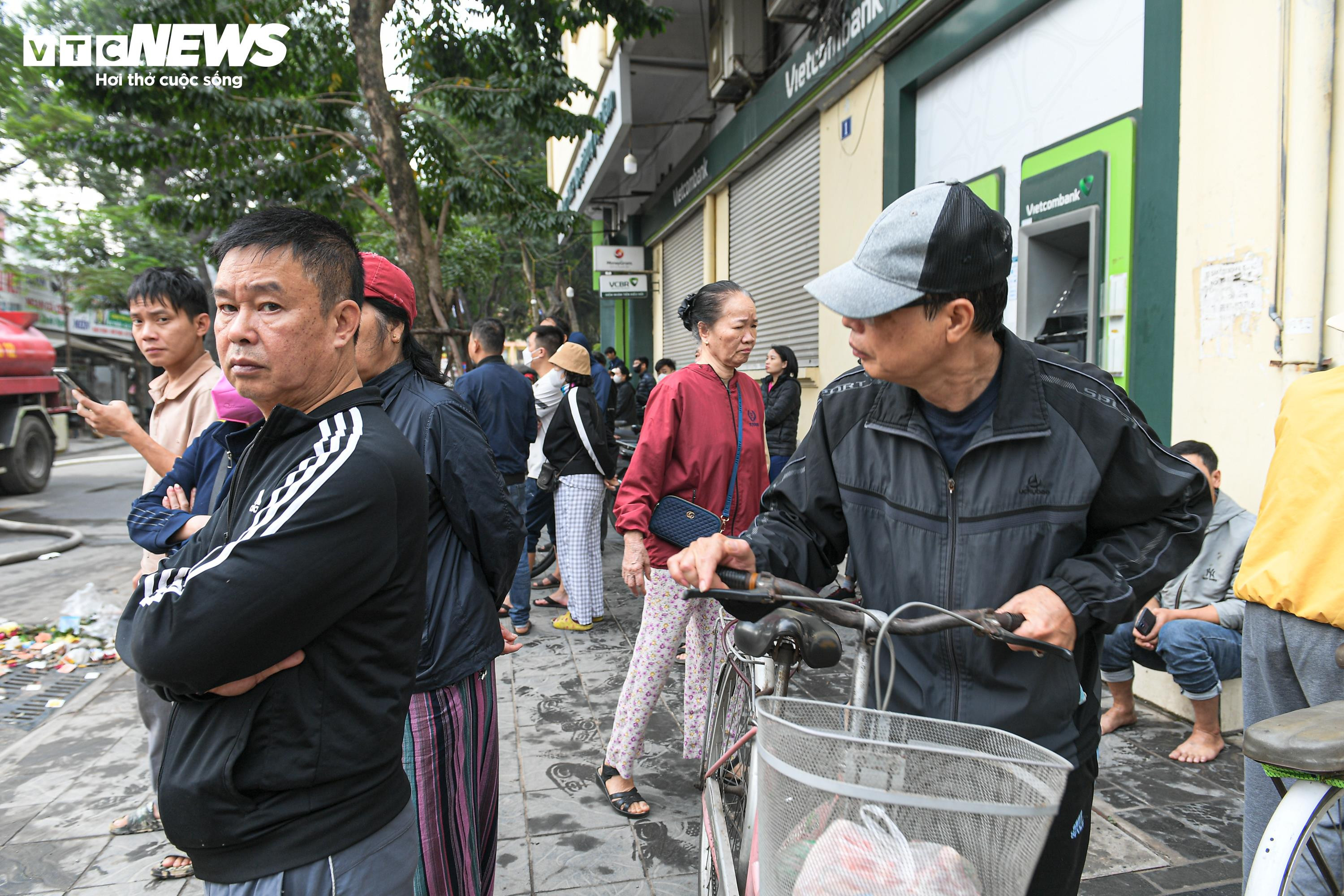 Tiểu thương khóc nức nở, nhìn tài sản bị thiêu rụi sau vụ cháy chợ Xanh ở Hà Nội - 12