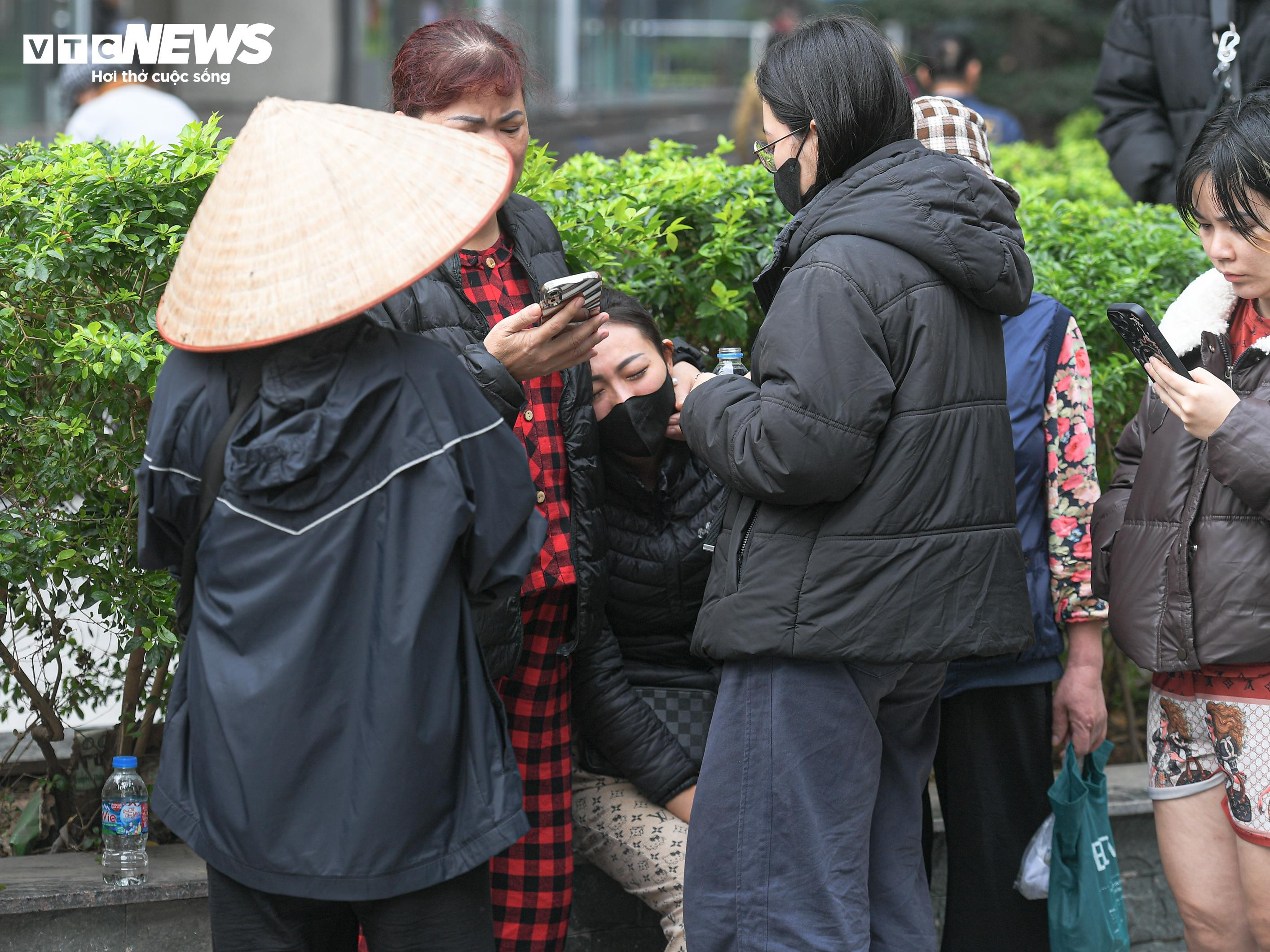 Tiểu thương khóc nức nở, nhìn tài sản bị thiêu rụi sau vụ cháy chợ Xanh ở Hà Nội - 10