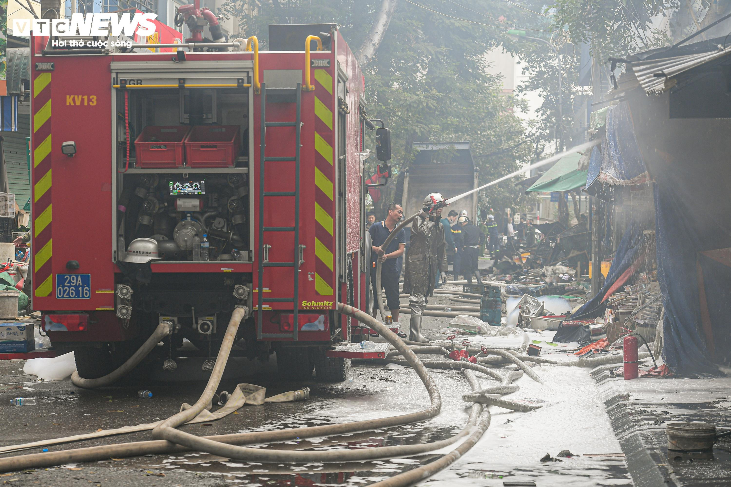Tiểu thương khóc nức nở, nhìn tài sản bị thiêu rụi sau vụ cháy chợ Xanh ở Hà Nội - 15