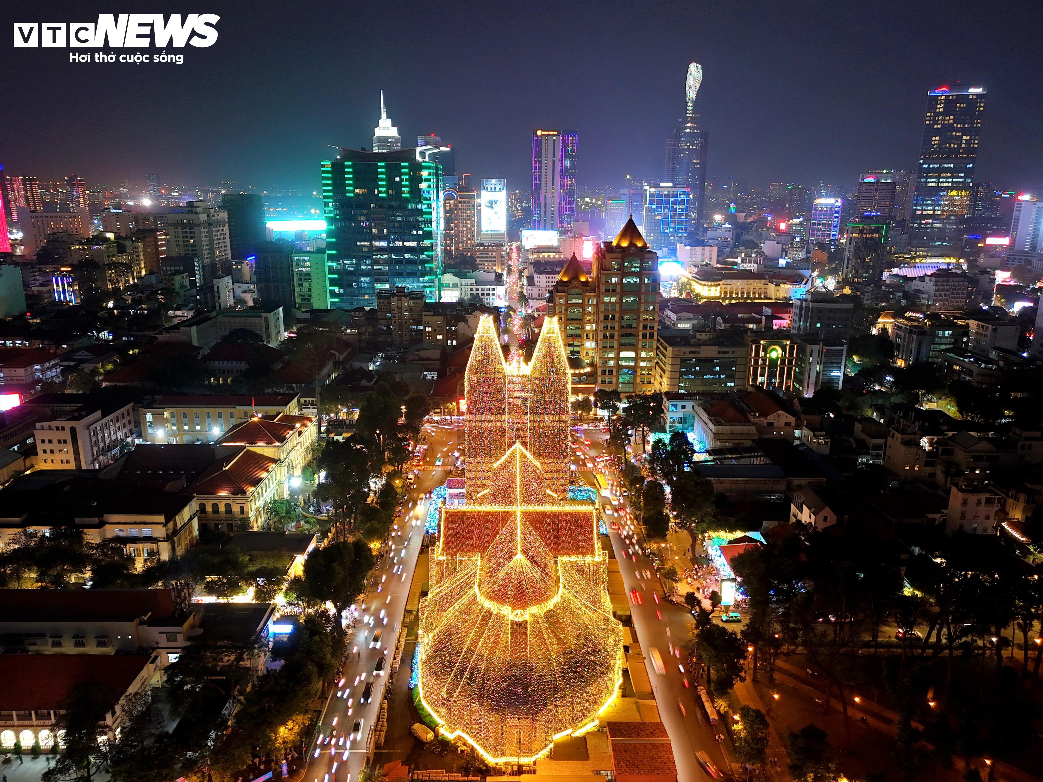 Chen chân check-in nhà thờ Đức Bà gần 150 tuổi đêm Giáng sinh - 1