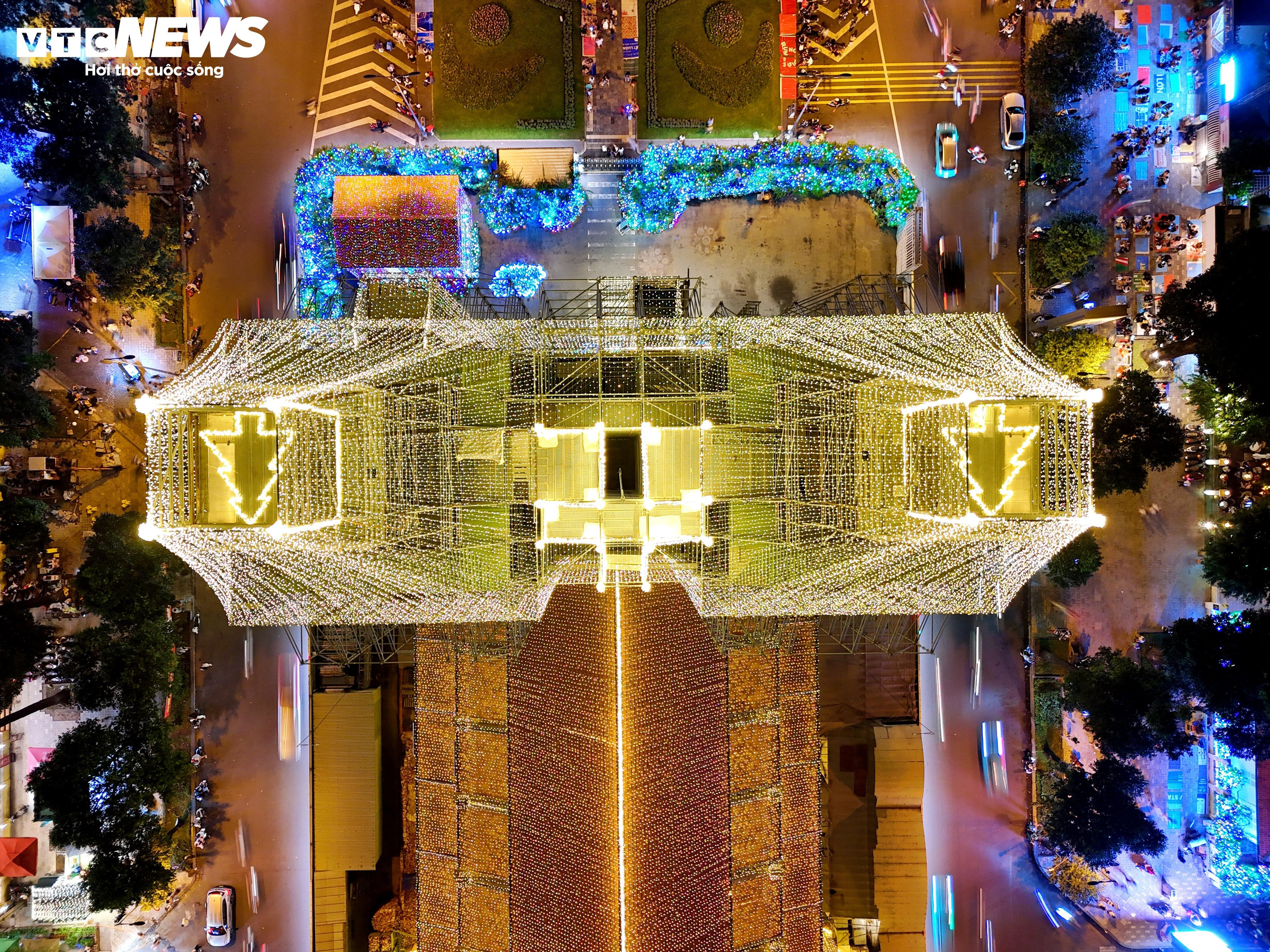 Chen chân check-in nhà thờ Đức Bà gần 150 tuổi đêm Giáng sinh - 2