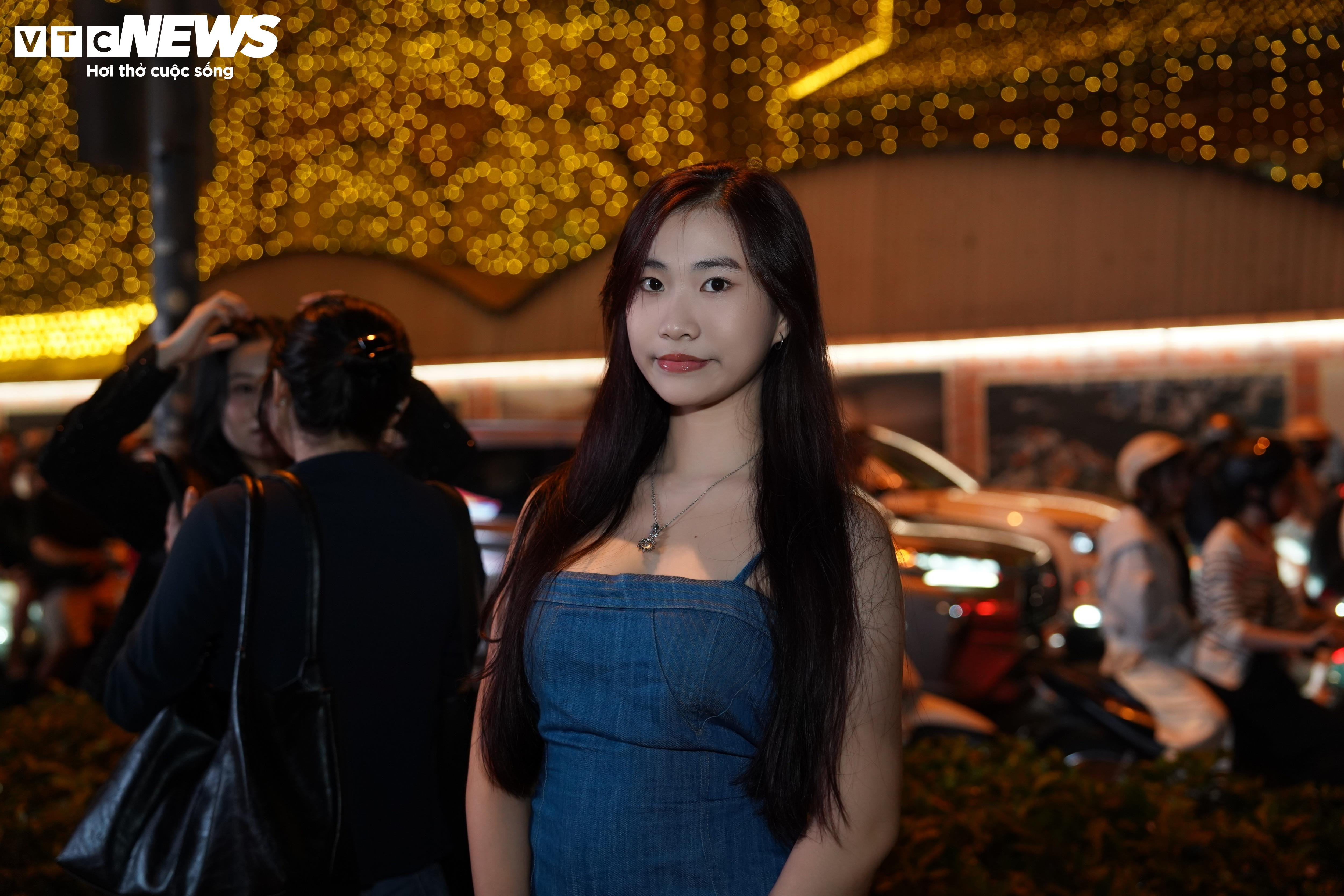 Chen chân check-in nhà thờ Đức Bà gần 150 tuổi đêm Giáng sinh - 4