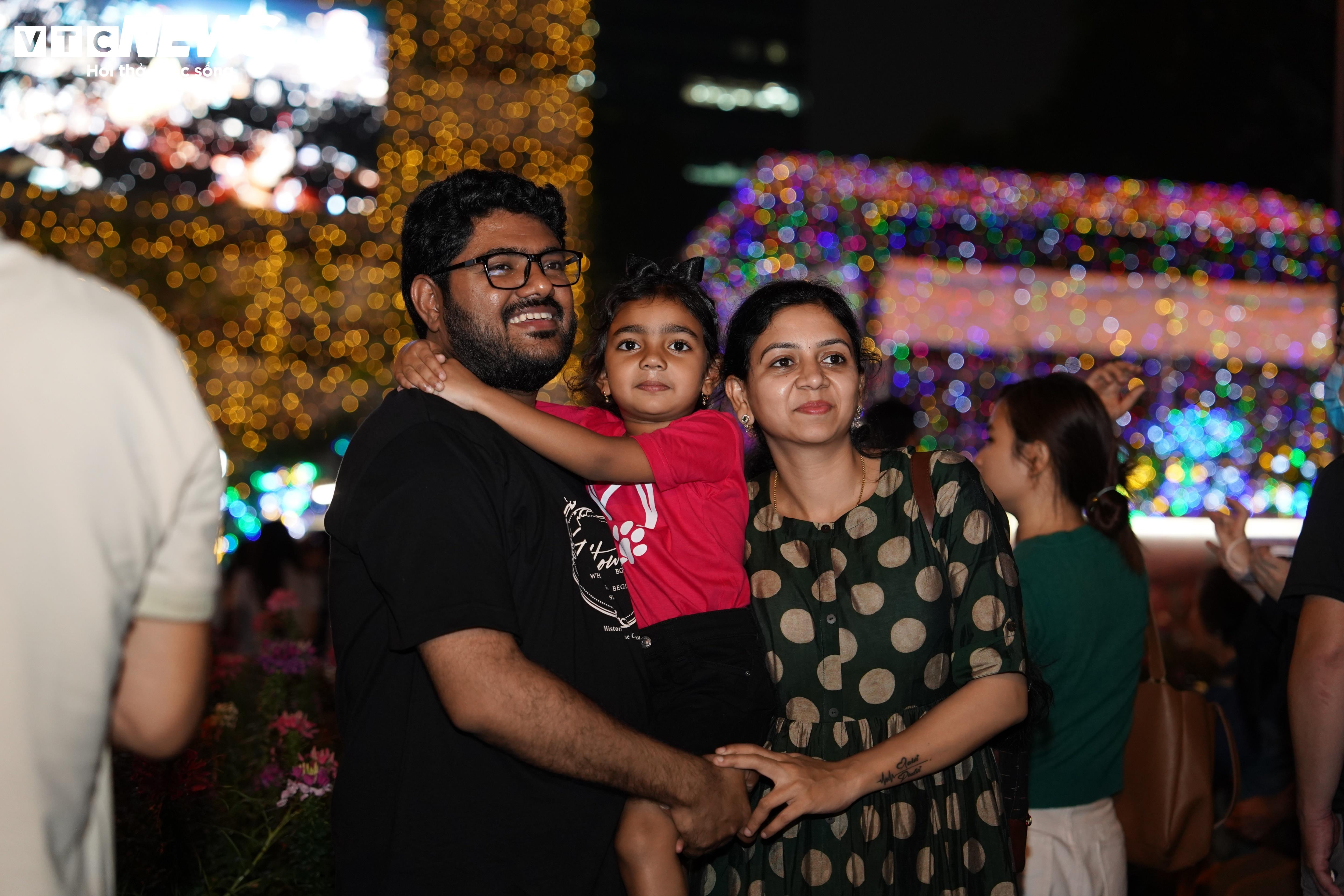 Chen chân check-in nhà thờ Đức Bà gần 150 tuổi đêm Giáng sinh - 3