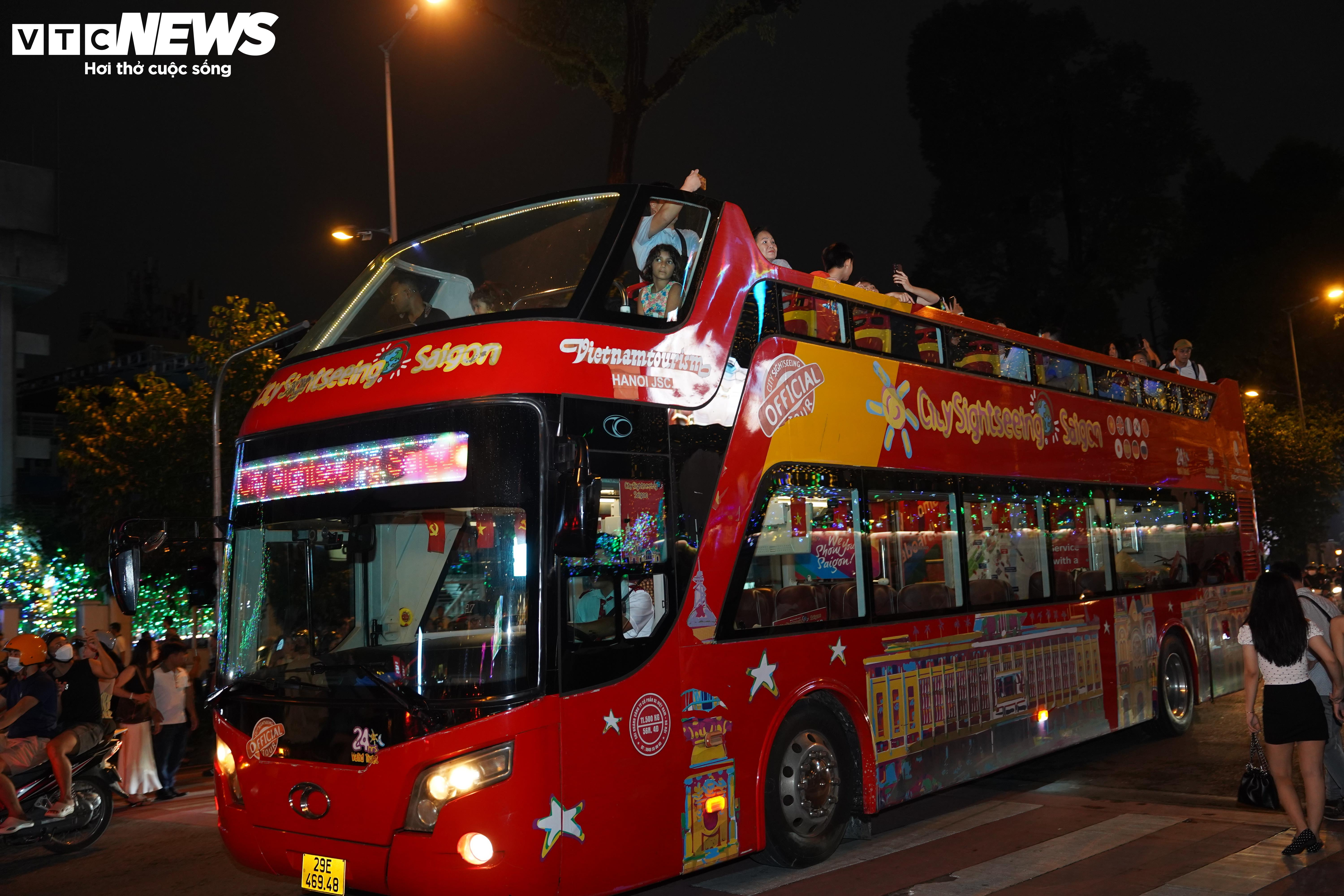 Chen chân check-in nhà thờ Đức Bà gần 150 tuổi đêm Giáng sinh - 7