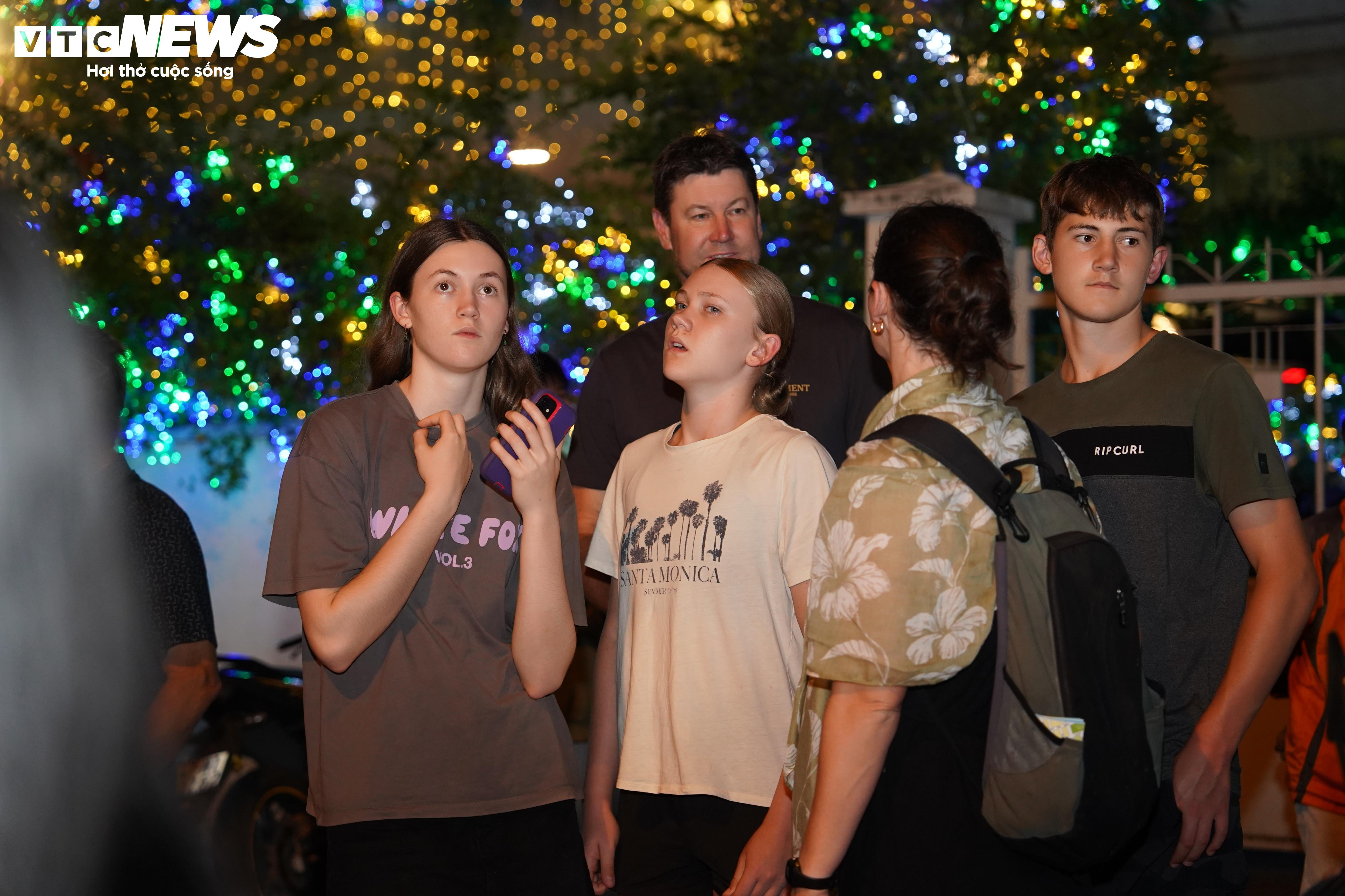 Chen chân check-in nhà thờ Đức Bà gần 150 tuổi đêm Giáng sinh - 6