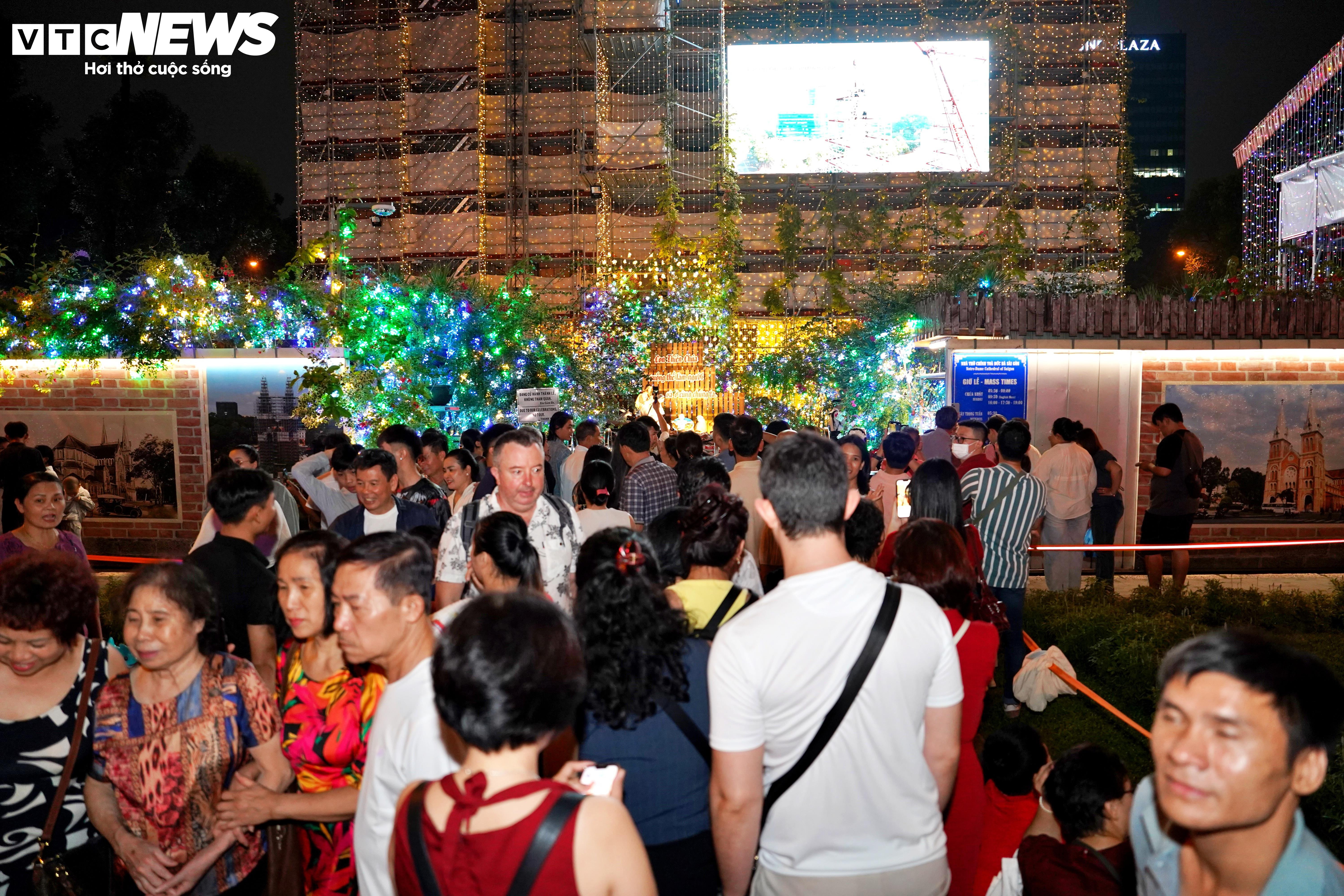 Chen chân check-in nhà thờ Đức Bà gần 150 tuổi đêm Giáng sinh - 8